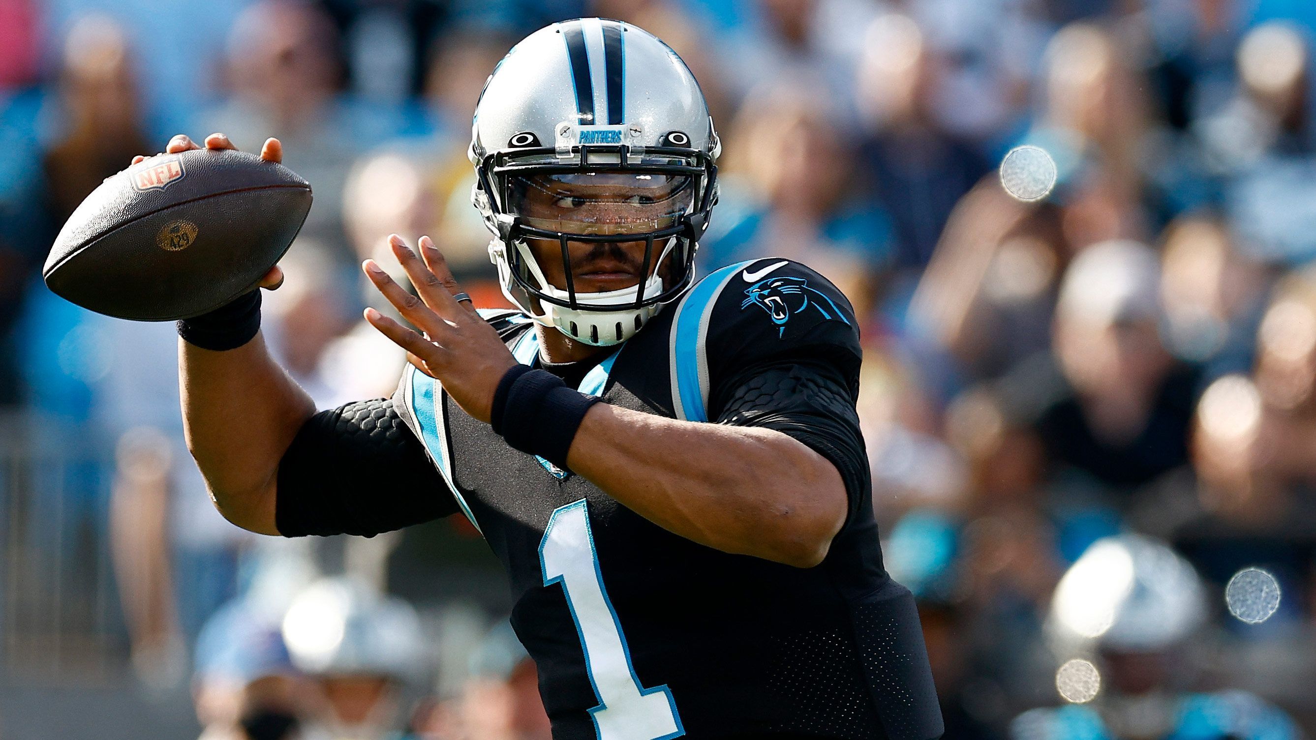 
                <strong>Cam Newton: 33-1</strong><br>
                Nicht ausgeschlossen wäre, dass die Raiders Garoppolo durch Newton ersetzen. Allerdings sucht der MVP von 2015 seit Jahren nach seiner alten Form. Der Jüngste ist Newton mit seinen mittlerweile 34 Jahren auch nicht mehr. Er würde aber zumindest einiges an NFL-Erfahrung mitbringen. Zuletzt stand der 1,96-Meter-Mann bei den Carolina Panthers unter Vertrag, von denen er 2011 im Draft an erster Stelle gepickt wurde. Sein zweijähriges Abenteuer bei den New England Patriots lief auch eher schlecht als recht. Momentan ist Newton Free Agent.
              