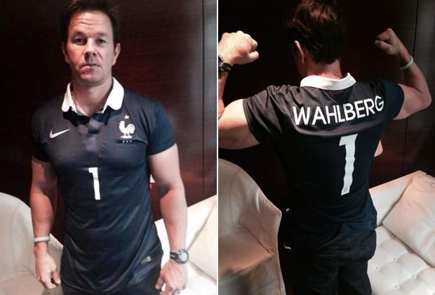 
                <strong>Les-Bleus-Edelfan</strong><br>
                Auch die US-Promis sind im WM-Fieber: Der Transformer-Star Mark Wahlberg hat bei der Premiere seines neuen Blockbusters ein Trikot der französischen Nationalmannschaft geschenkt bekommen. 
              