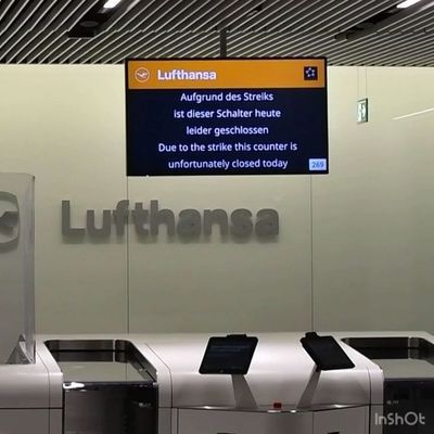 Verwaiste Abfertigungsschalter im Flughafen Frankfurt