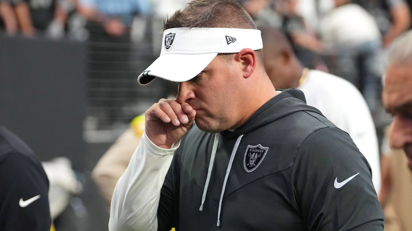 
                <strong>Verlierer: Josh McDaniels (Las Vegas Raiders)</strong><br>
                Die Euphorie vor der Saison war groß in Las Vegas. Nach einer turbulenten Saison 2021 ohne richtigen Head Coach zogen die Las Vegas Raiders in die Playoffs ein und scheiterten nur knapp am späteren AFC-Champion, den Cincinnati Bengals. Mit dem Offensiv-Mastermind Josh McDaniels als Coach und Davante Adams als neuem Top-Receiver kann es also nur besser werden. Denkste. Die Raiders sind das einzige 0-3-Team der NFL, die Offense klickt noch nicht, wie sie sollte, und die Defense schafft es nicht, die Gegner nachhaltig zu stoppen. McDaniels' Fluch als Head Coach wirkt also weiter, mittlerweile hat sich seine Bilanz als Hauptübungsleiter auf 11-20 verschlechtert.
              