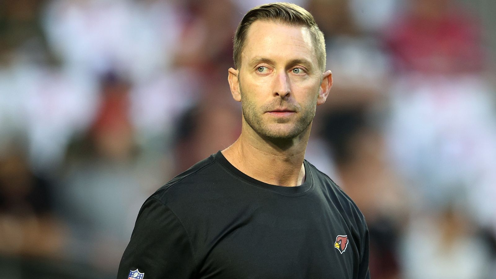 
                <strong>Gewinner: Kliff Kingsbury (Arizona Cardinals)</strong><br>
                Kein Kyler Murray, kein DeAndre Hopkins, kein A.J. Green, lange Zeit kein Chase Edmonds? Egal! Zumindest für Kliff Kingsbury, Head Coach der Arizona Cardinals. Sein Team besiegte den Division-Rivalen San Francisco 49ers souverän mit 31:17, und das, obwohl quasi die Hälfte der Offense verletzt war. Kingsbury coachte ein nahezu perfektes Spiel und brachte seine Cardinals damit als einziges Team zu acht Siegen.
              