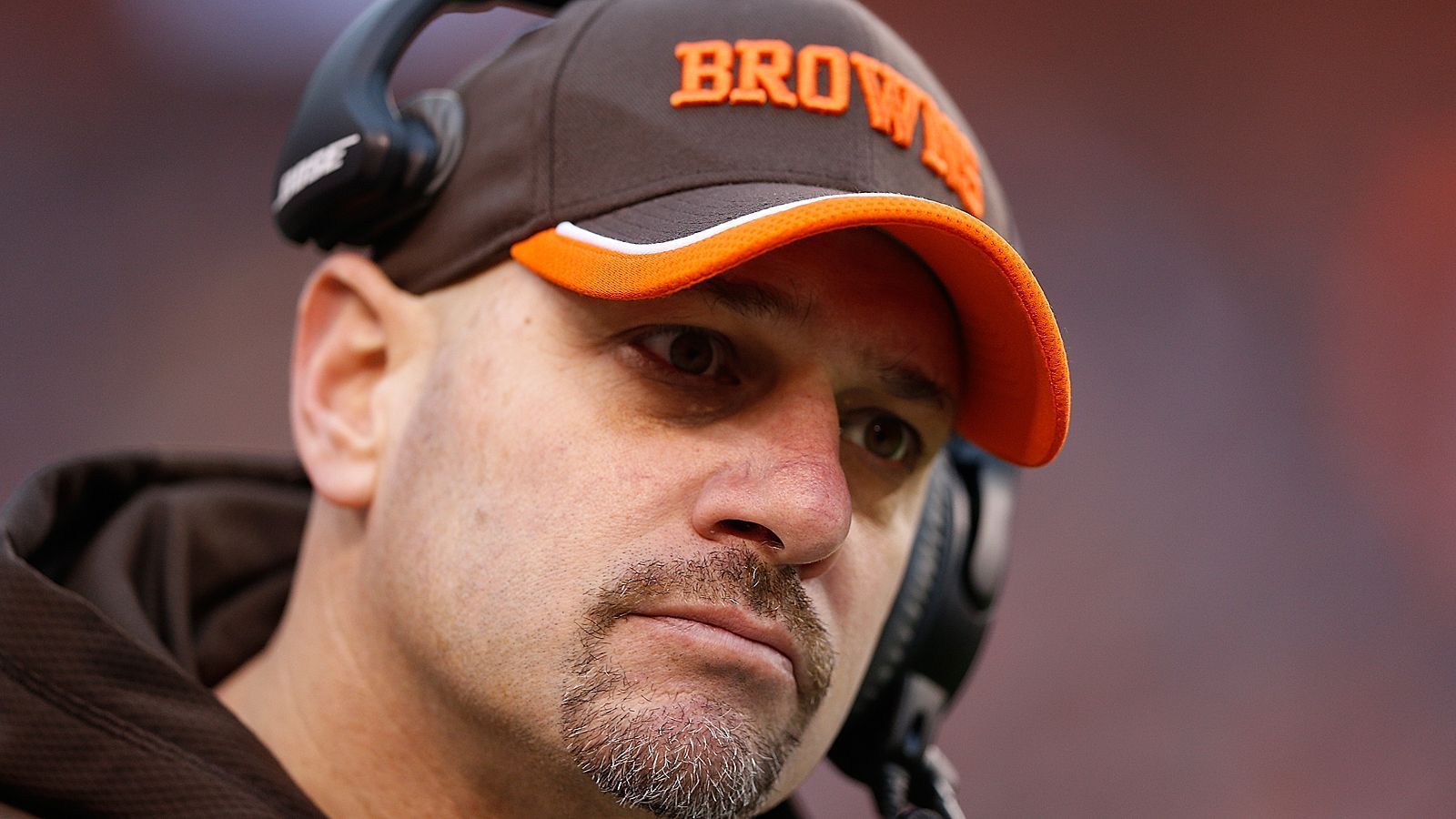 
                <strong>Pettine vermutet Datenklau</strong><br>
                Auch Mike Pettine fühlte sich ausspioniert. Im Sommer 2014 - vor seiner ersten Saison als Head Coach der Cleveland Browns - erinnerte er sich zurück an seine vier Jahre als Defensive Coordinator der New York Jets von 2009 bis 2012. Im Interview mit "Sports Illustrated" erklärte er, in Cleveland nur ein simples Playbook ohne tiefergehende Informationen zu besitzen - aus einem ganz einfachen Grund: "Wir wissen, dass es nur eine Frage der Zeit ist, bis unser Playbook auf mysteriöse Weise am Orten wie New England landet."
              