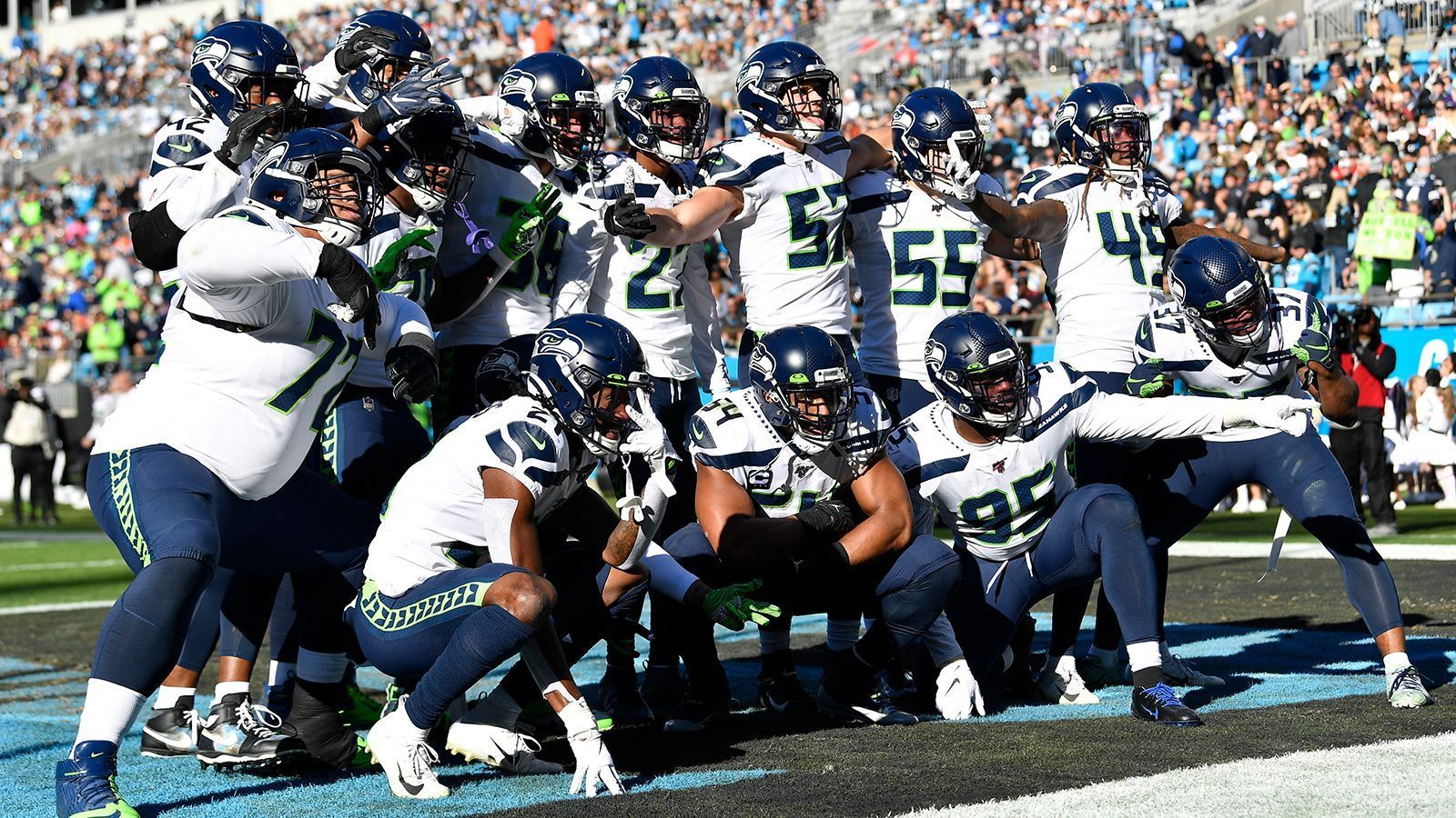 
                <strong>Wer geht auf Quarterback-Jagd? </strong><br>
                Die wohl größte Baustelle der Seahawks dürfte der Pass-Rush sein. Vergangene Saison sammelte das Team von Pete Carroll lediglich 28 Sacks und rangierte damit im unteren Drittel der Liga. Der Abgang von Jadeveon Clowney wurde bisher noch nicht adäquat kompensiert. Die "Hawks" werden wohl besonders auf die Entwicklung der Youngster Rasheem Green, L.J. Collier und Darrell Taylor setzen. Die Neuverpflichtungen Bruce Irvin und Benson Mayowa bringen eine Menge Erfahrung mit, dürften aber eher als Rotationsspieler eingesetzt werden. Im Training Camp wird sich herauskristallisieren, wer das Zeug zum Vollzeit-Starter hat.
              