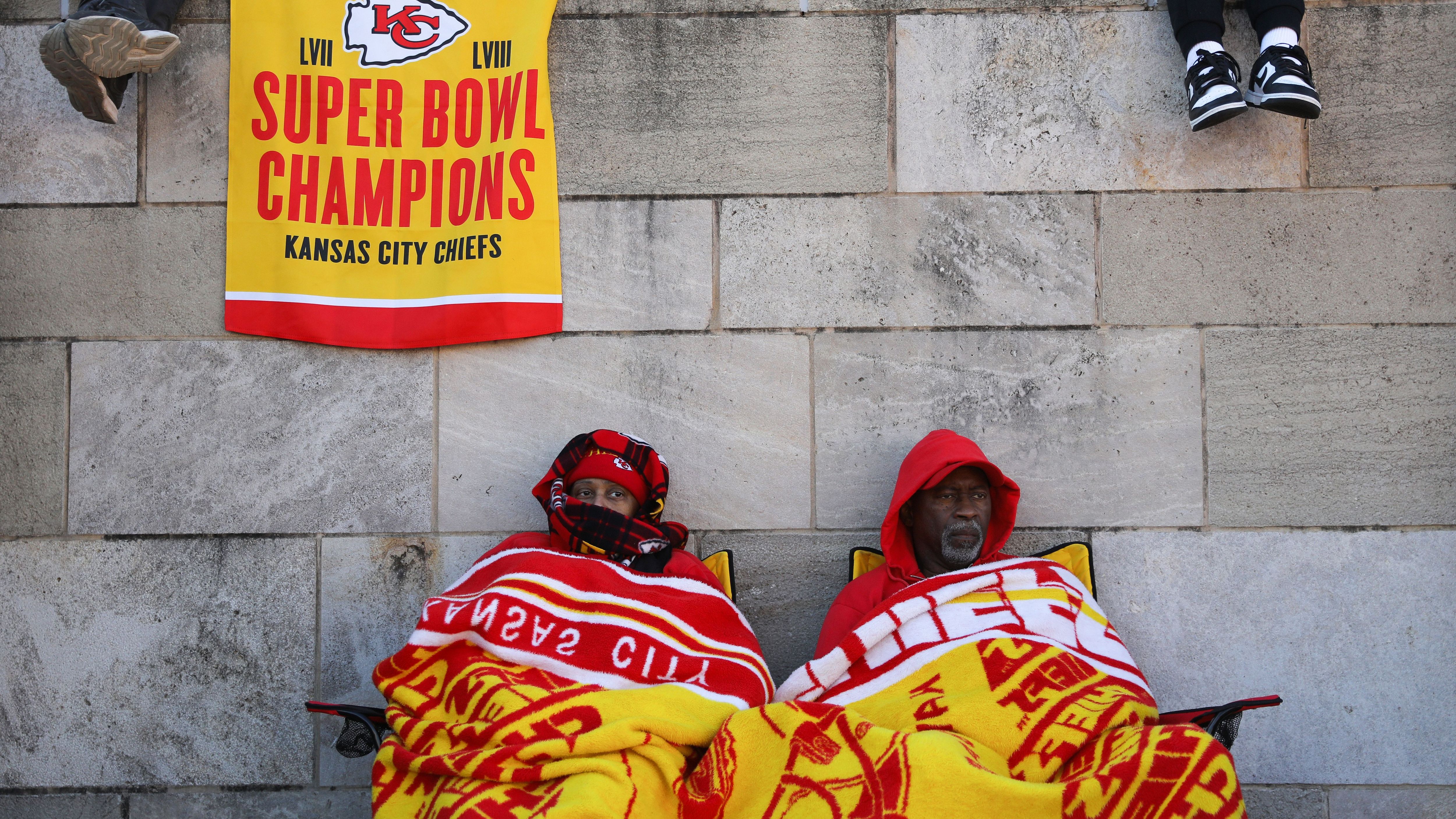 <strong>Warten auf die Superstars</strong><br>Diese Fans der Chiefs ließen es etwas ruhiger angehen. Statt für den besten Blick auf die Parade auf eine höhergelegene Position zu klettern, warteten sie gut eingehüllt auf die Super-Bowl-Champions.