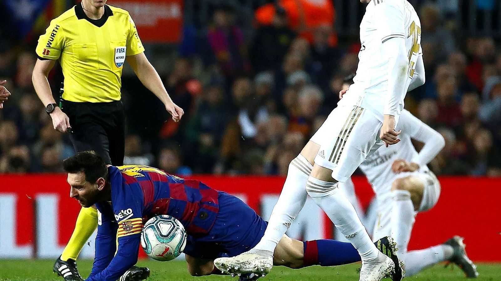 
                <strong>Da legst di nieder</strong><br>
                Auch Messi (h.) taucht mal ab. Dem Argentinier gelingt an diesem besonderen Abend nicht besonders viel. 
              