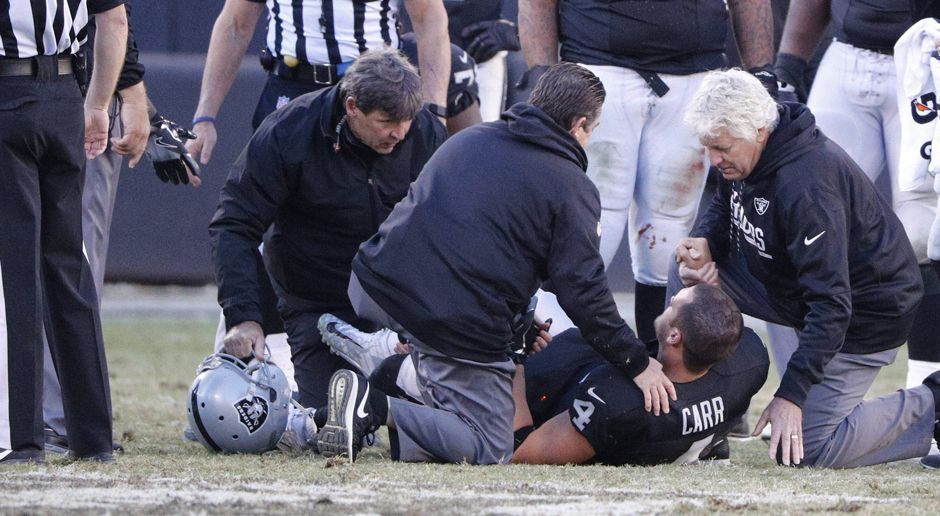 
                <strong>5. Oakland Raiders (12:3 / Vorwoche: 3)</strong><br>
                Trotz des 31:25-Sieges über die Indianapolis Colts und einem sicheren Playoff-Platz mussten die Oakland Raiders in Week 16 einen herben Rückschlag hinnehmen: Im vierten Viertel ging Quarterback Derek Carr zu Boden. Anschließend die Hiobsbotschaft: Wadenbeinbruch und mindestens sechs Wochen Pause. Mittlerweile wurde der 25-Jährige erfolgreich operiert und ist auf dem Weg der Besserung. Die Raiders spielen in Week 17 gegen die Denver Broncos. Mit einem Sieg hätte die Franchise den Division-Titel und eine Bye-Week in der ersten Playoff-Runde sicher.
              