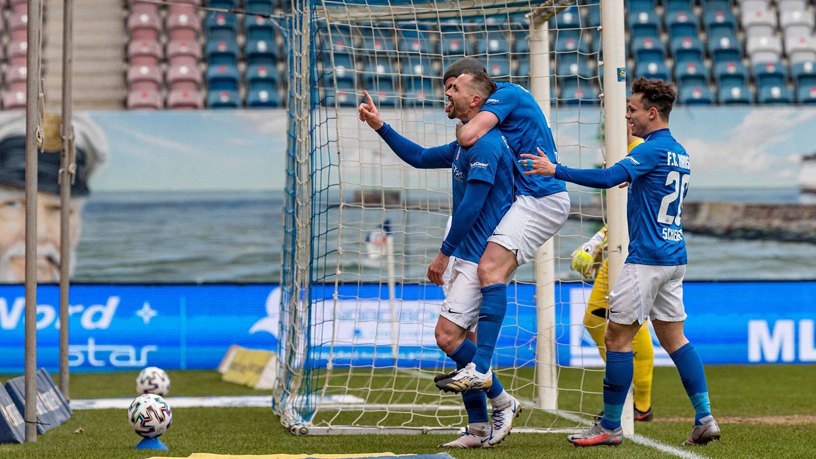 
                <strong>Verhoek lässt die wenigen Fans jubeln</strong><br>
                Bis das erste Mal über das Geschehen auf dem Platz gejubelt werden durfte, dauerte es nicht sehr lange: John Verhoek brachte die Gastgeber aus Rostock nach nur sieben Minuten in Führung.
              