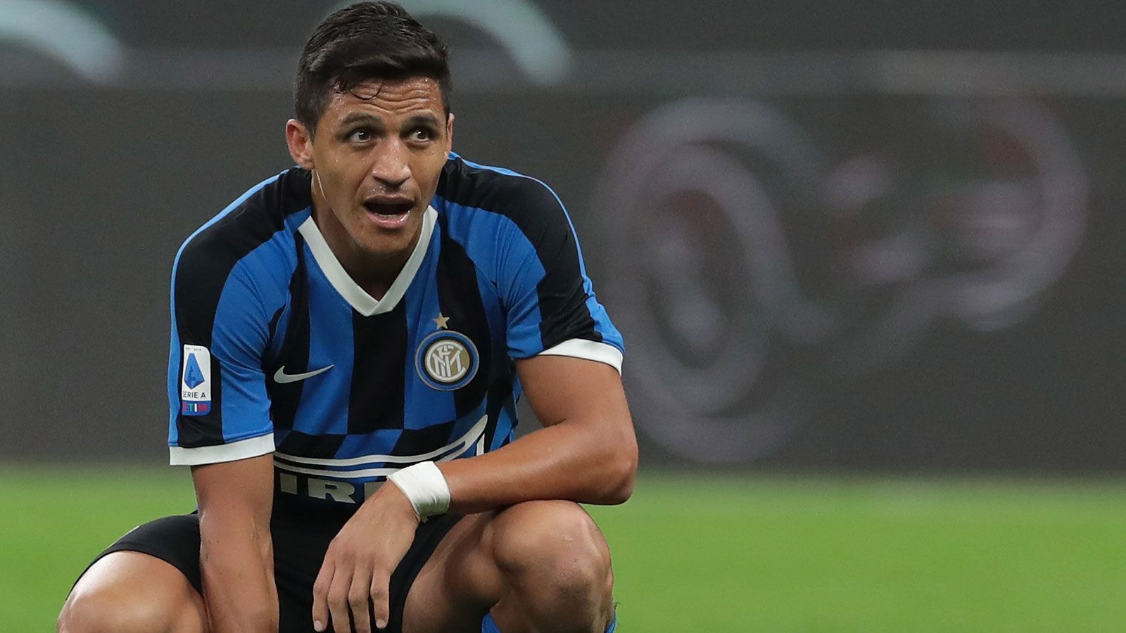 
                <strong>Alexis Sanchez (Inter Mailand/Manchester United)</strong><br>
                Nur zu gern hätte Alexis Sanchez den Verantwortlichen von Manchester United im Trikot von Inter Mailand bewiesen, dass sie sein Talent verkannt haben. Doch das Leihjahr in der Serie A läuft so gar nicht wie geplant für den Chilenen. Sein Anteil an der starken Saison der "Nerazzurri" ist überschaubar. Denn kaum hatte sich der Flügelstürmer Ende September in die Startelf gespielt, zog er sich eine Peroneussehnenverletzung zu und verbrachte den Rest des Jahres als unfreiwilliger Zuschauer. Auch nach seinem Comeback war Sanchez nur selten erste Wahl - bis zur Corona-Pause ganze fünfmal, davon nur einmal in der Liga. So blieb kaum Zeit für Eigenwerbung. Und die Zweifler in Manchester dürften nicht weniger geworden sein.
              