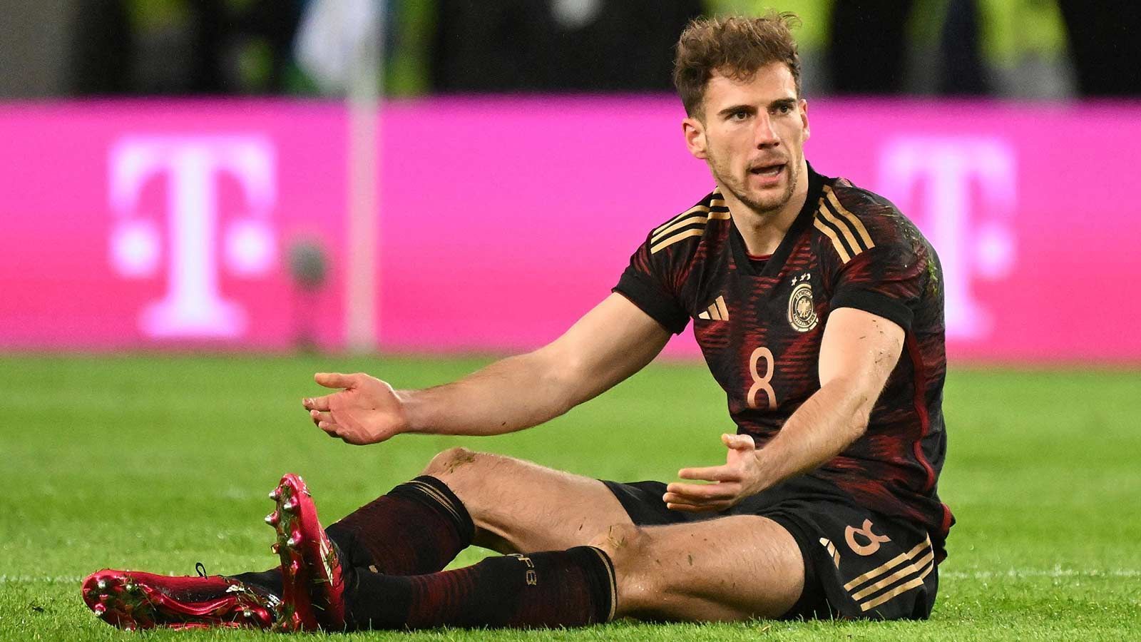 
                <strong>Leon Goretzka (FC Bayern München)</strong><br>
                Wie Ginter läuft auch der Münchner zum 50. Mal für Deutschland auf, weil er für Emre Can in die Startelf rutscht, der noch in Mainz gegen Peru gespielt hatte. Macht allerdings nicht sein bestes Spiel. Oft ohne direkten Zugriff auf die Kreativzentrale der Belgier – wie bei De Bruynes Pass zu Lukaku vor dem 0:2 (9.). Lässt sich zudem von Lukaku überspringen und hat Glück, dass dessen Kopfball an der Latte landet (21.). Zu allem Überfluss nach einer halben Stunde verletzt ausgewechselt. ran-Note: 5
              