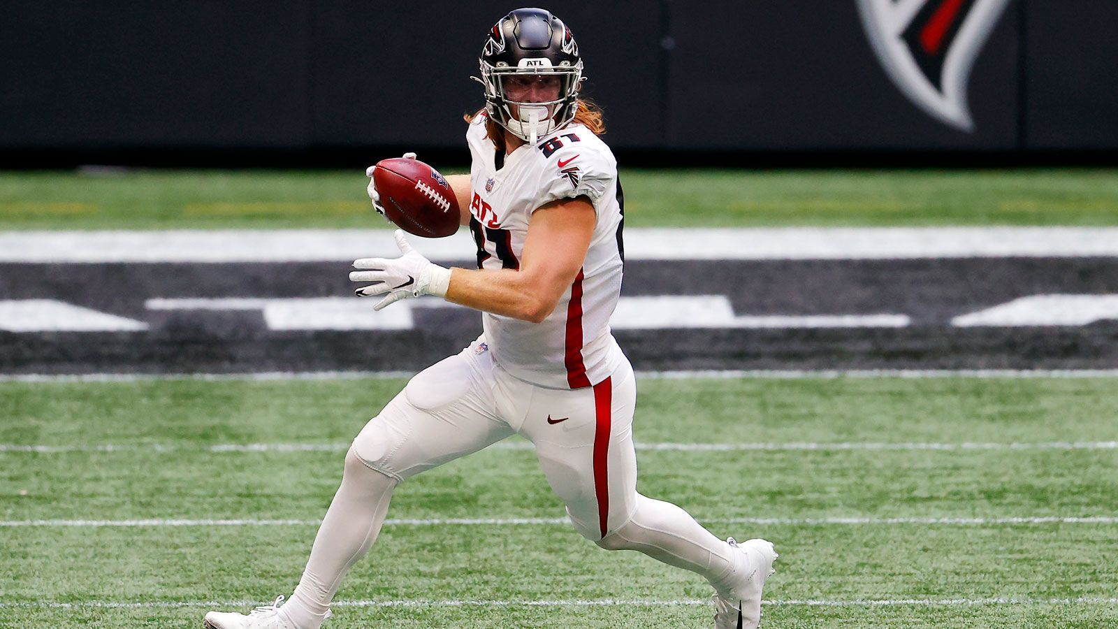 
                <strong>NFC - Tight End (ein Spieler)</strong><br>
                Hayden Hurst (Atlanta Falcons) - Der Neuzugang der Atlanta Falcons spielt eine überraschend gute Saison, mit 411 Yards bei 37 Anwürfen zählt Hurst zu den besten Tight Ends der NFC. Letztlich sind es seine drei Touchdowns und 12 Yards pro Versuch, die ihm eine Nominierung für das NFC-Team einbringen.
              