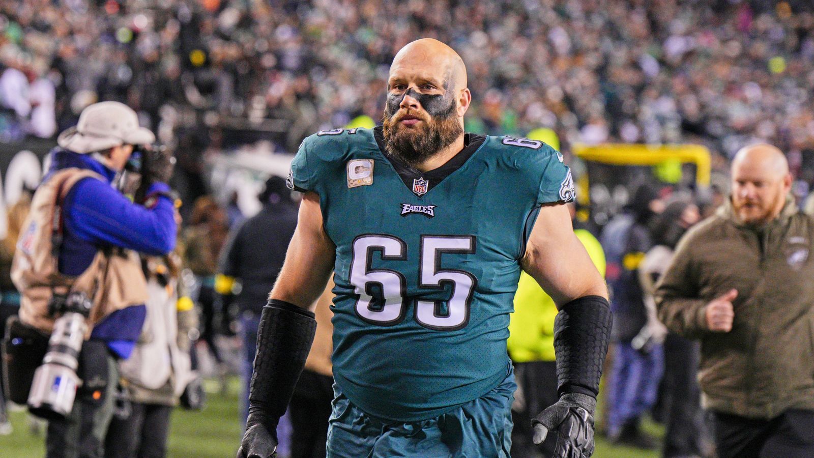 
                <strong>Lane Johnson (Right Tackle)</strong><br>
                Lane Johnson ist der einzige Erstrunden-Pick in der aktuellen Starting Offensive Line der Eagles. 2013 kam er als vierter Pick des Draft in die NFL. Seither ist er unter anderem viermaliger Pro Bowler und zweimaliger All Pro. In der laufenden Saison wählte ihn "Pro Football Focus" zum besten Offensive Lineman der Liga (PFF Overall Grade 83,2). In der Saison hat Johnson über seine Seite der Offensive Line in 17 Regular-Season-Spielen keinen einzigen Sack zugelassen. Auch er darf sich seit 2018 Super-Bowl-Sieger mit den Philadelphia Eagles nennen.
              