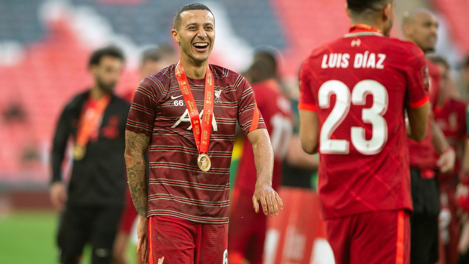 
                <strong>Thiago Alcantara (34 Titel)</strong><br>
                &#x2022; <strong>Titel: </strong>deutsche Meisterschaft (7), DFB-Pokal (4), spanische Meisterschaft (4), DFL Supercup (3), Champions League (2), U21-EM (2), spanischen Superpokal (2), spanischen Pokal (2), UEFA Supercup (2), Klub-WM (2), englischen Pokal (1), englischen Ligapokal (1), U17-EM (1), englischen Superpokal (1). <br>&#x2022; <strong>Vereine:</strong> FC Liverpool, FC Bayern München, FC Barcelona<br>
              