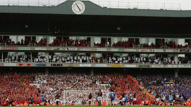 
                <strong>Highbury (Kapazität: 38.419)</strong><br>
                Das letzte Spiel im Highbury-Stadion, wo der FC Arsenal seine Heimspiele ausgetragen hat, war im Mai 2006. Jetzt steht auf dem Platz des Stadions ein Wohnpark bzw. eine Apartmentanlage.
              