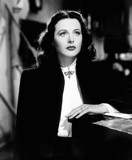 Hedy Lamarr erfand das Frequenzspreizungsverfahren, das ein Signal mit schmaler Bandbreite in eines mit größerer Bandbreite umwandelt. Es dient heute als Grundlage für die moderne Mobilfunktechnologie.