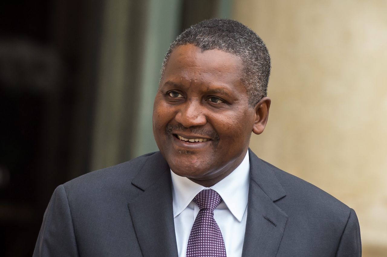 Aliko Dangote: Der reichste Mann Afrikas soll rund 17 Milliarden Dollar schwer sein. Mit Zement wurde er reich, und hat das größte Bauprojekt Nigerias angestoßen. Er investierte in eine 15 Milliarden Dollar teure, riesige Raffinerie und eine Düngemittelfabrik. Sie sollen bald bei Lagos in Betrieb gehen. Kritiker werfen ihm undurchsichtige Geschäfte und zu große Nähe zur Politik vor. Die Weltbank unterstützt sein Projekt.