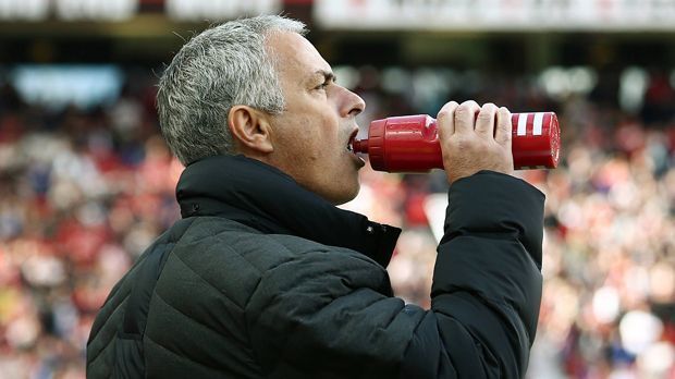 
                <strong>Jose Mourinho</strong><br>
                Jose Mourinho: Kurz nach seinem Antritt als Trainer von Manchester United brach auf der ganzen Welt das Pokemon-Go-Fieber aus. Auch gestandene Fußball-Profis waren davor nicht geschützt. Mourinho stellte laut dem "Daily Star" daraufhin die Regel auf, dass die Pokemon-Jagd ab 48 Stunden vor einem Spiel eingestellt werden muss.
              