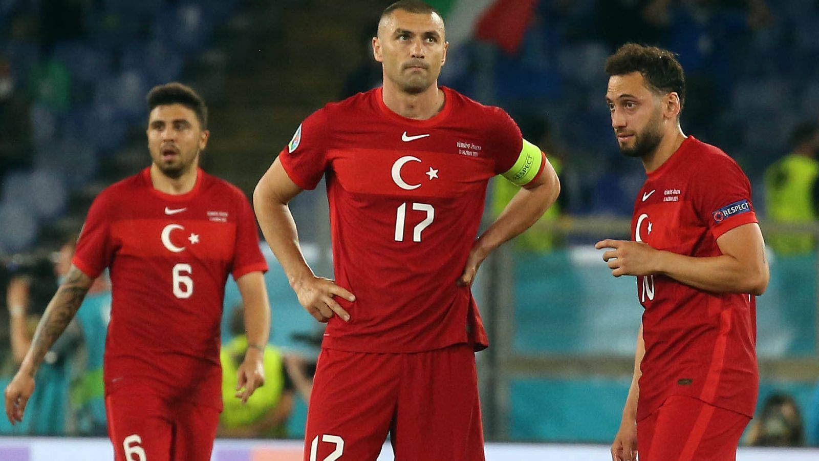 
                <strong>Verlierer: Die türkische Euphorie</strong><br>
                Nicht Wenige hatten die Türkei vor der EM auf dem Zettel. Die überzeugenden Qualifikations-Siege gegen Frankreich (2:0) und kürzlich gegen die Niederlande (4:2) ließen aufhorchen, doch davon war im Eröffnungsspiel nichts zu sehen. Das Team von Senol Günes war gegen Italien chancenlos und verloren folgerichtig mit 0:3. Ein herber Rückschlag in der schweren Gruppe mit Wales und der Schweiz.
              