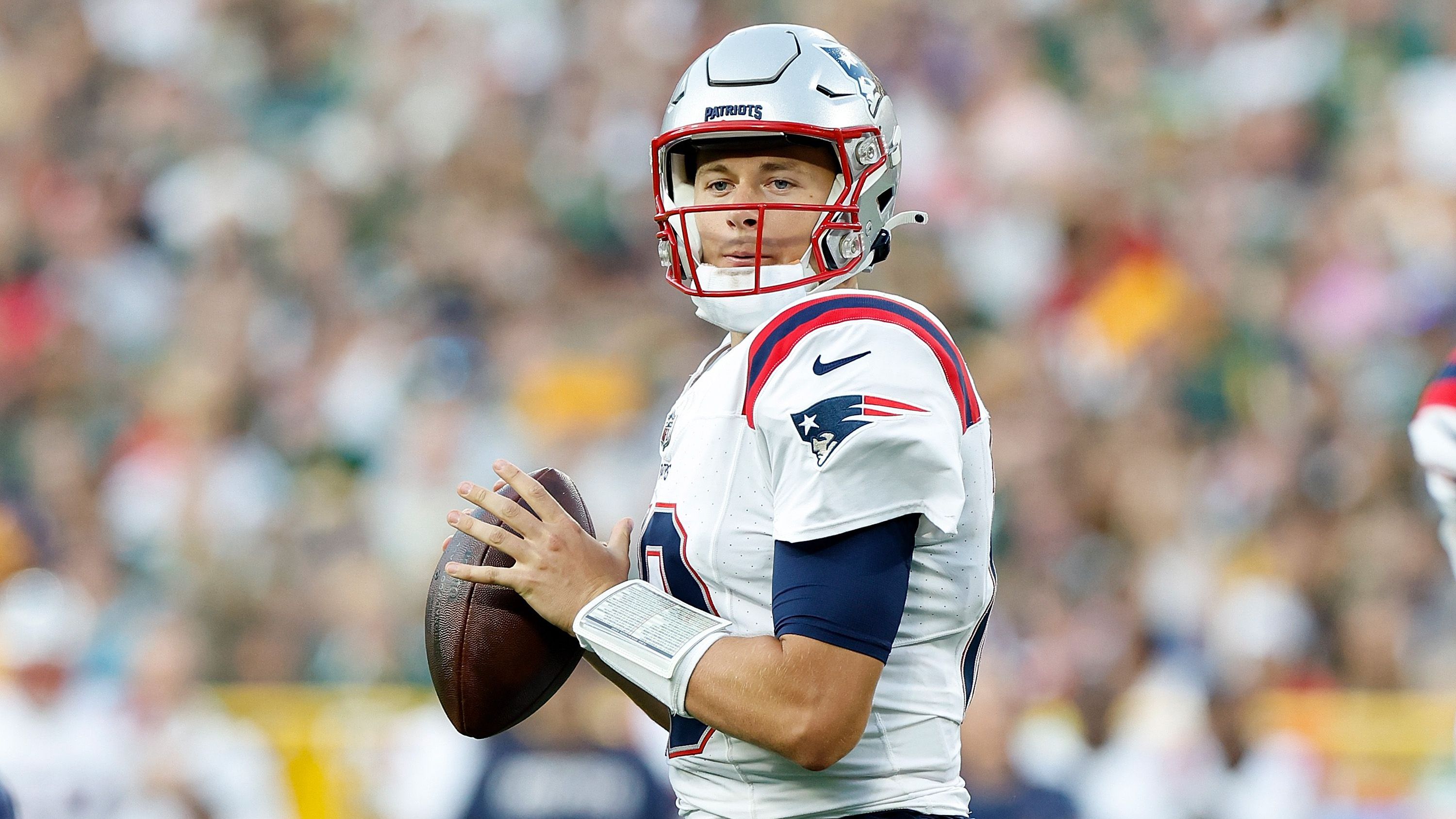 <strong>Mac Jones</strong><br><strong></strong>Der letzte Quarterback in der ersten Runde des Drafts 2021 ging mit Mac Jones an die New England Patriots. In seiner Rookie-Saison konnte er die Franchise mit 3801 Passing Yards sowie 22 Touchdowns bei nur 13 Interceptions in die Playoffs führen und landete im Pro Bowl. 2022 verlief für den Playmaker unter dem vielkritisierten Offensive Coordinator Matt Patricia dann mehr als enttäuschend. New England verpasste mit einer 8-9-Bilanz die Playoffs und will 2023 unter dessen Nachfolger Bill O'Brien mit frischem Wind in der Offense wieder angreifen und an Jones' starke erste Spielzeit anschließen.