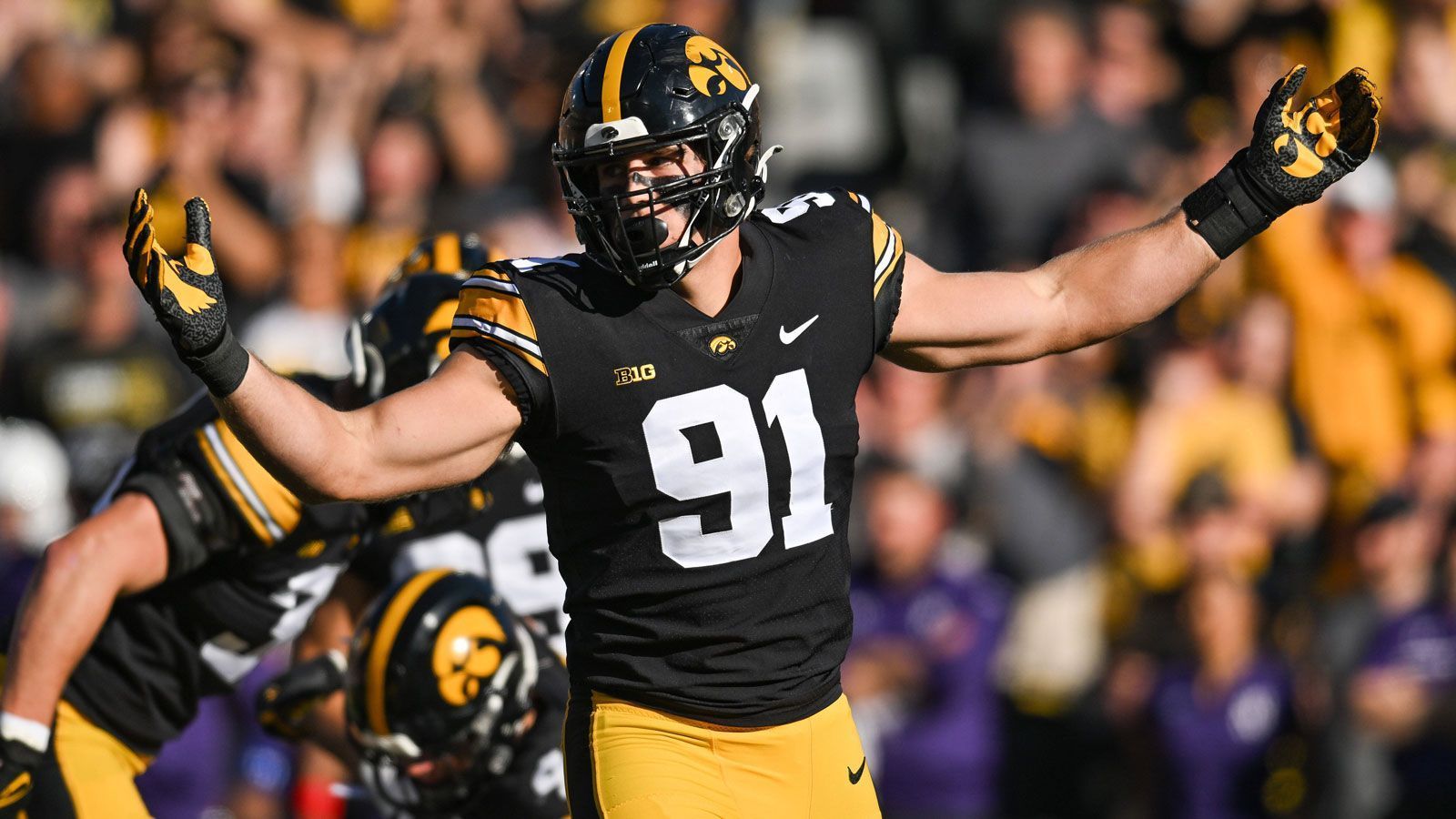 
                <strong>6. Platz: Lukas Van Ness (Green Bay Packers)</strong><br>
                &#x2022; Position: Defensive End<br>&#x2022; Gepickt an: 13. Stelle<br>&#x2022; Quote: +1.200 (bei einem Einsatz von 100 US-Dollar erhält man 1.300 US-Dollar)<br>
              