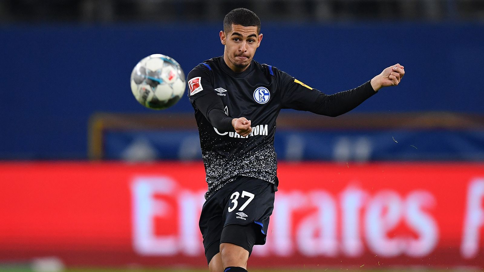 
                <strong>Levent Mercan (Schalke 04)</strong><br>
                Noch nicht so viel Bundesliga-Erfahrung kann Levent Mercan vorweisen. Der 19-Jährige kam in fünf Spielen für Schalke zum Einsatz, dabei stand der offensive Mittelfeldspieler einmal in der Startelf. Der Junioren-Nationalspieler wurde in Recklingshausen geboren, ist also ein echter Junge aus dem Pott. Auf der Zehn, der Sechs, der Acht, der beidfüßige Mercan kann im Zentrum fast alles spielen.
              