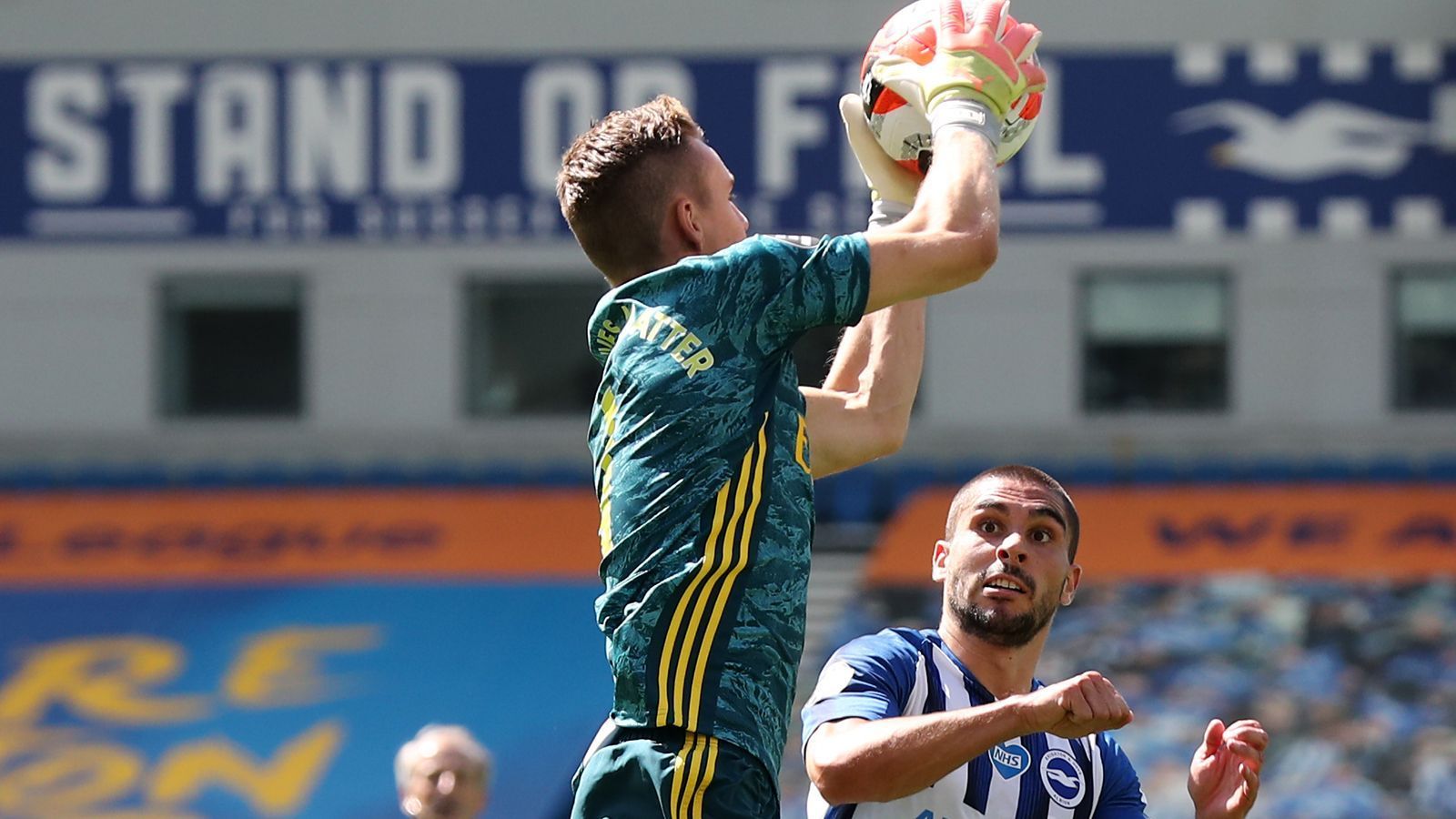 
                <strong>Bernd Lenos verletzt - Das ist passiert</strong><br>
                In der Anfangsphase des Premier-League-Spiels zwischen Brighton & Hove Albion und dem FC Arsenal springt "Gunners"-Keeper Bernd Leno hoch, um am Strafraumrand einen weiten Ball auf Brighton-Spieler Neal Maupay abzufangen. Obwohl er keine Chance auf den Ball hat, steigt auch Maupay hoch …
              