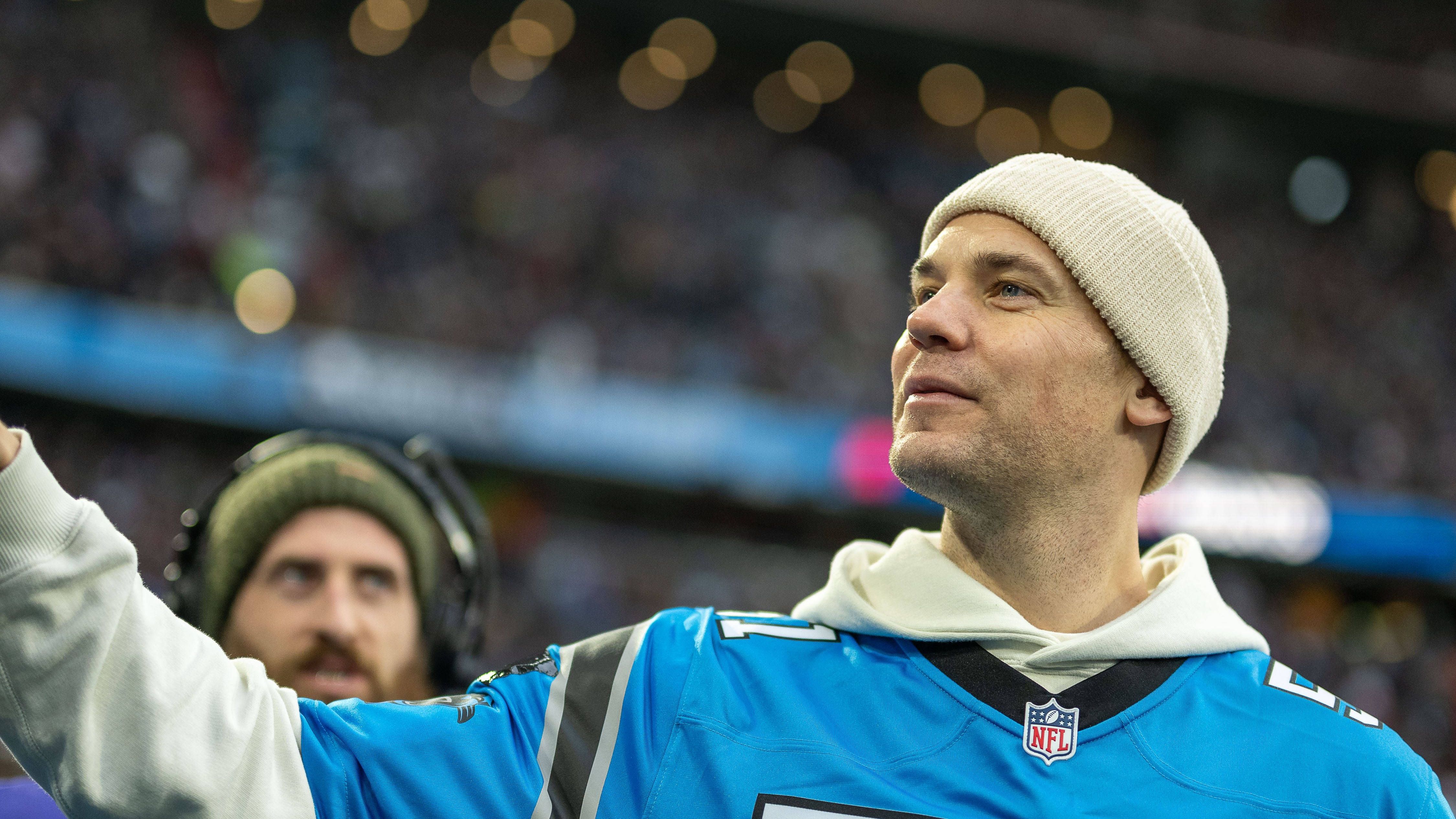 <strong>NFL: Die krassesten Bilder zum Munich Game 2024</strong><br>Damit dürfte Manuel Neuer nicht gerechnet haben: Der Torwart des FC Bayern München wurde in der heimischen Allianz Arena ausgepfiffen und ausgebuht, als er vor dem Kickoff im Panthers-Trikot die XXL-Trommel der Franchise aus Carolina schlagen durfte.