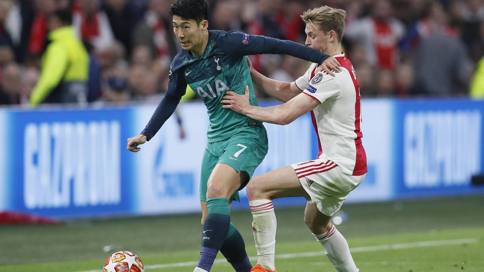 
                <strong>Heung-Min Son (Tottenham Hotspur)</strong><br>
                Nach seinem Alleingang über die linke Seite überrascht der Ex-Bundesligaprofi Onana und trifft aus spitzem Winkel den Pfosten. Seine zweite Gelegenheit vergibt er nach Allis Traumpass frei vor dem Schlussmann. Vor dem 1:2 überlässt er klugerweise dem schnelleren Lucas Moura. Ansonsten gelingt ihm nicht allzu viel im und um den Strafraum. ran-Note: 4
              