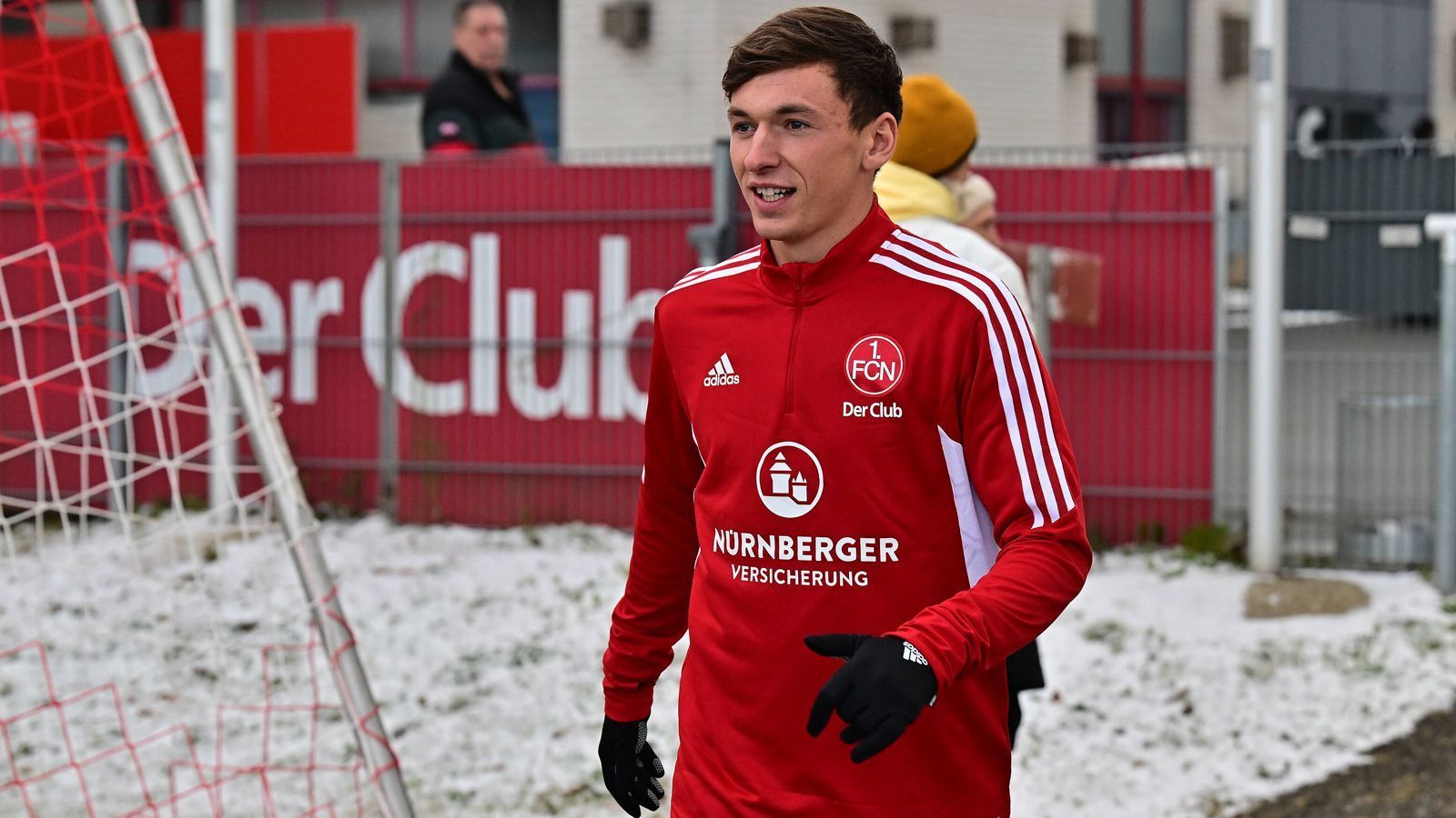 
                <strong>Benjamin Goller (Abgang SV Werder Bremen)</strong><br>
                Da Benjamin Goller in dieser Saison zu keiner einzigen Bundesliga-Einsatzminute für Aufsteiger Werder Bremen kam, soll der 23-Jährige im weiteren Verlauf der Saison in der 2. Bundesliga sportlich durchstarten. Die Hanseaten verkauften den Offensivspieler an den 1. FC Nürnberg. "Benjamin hat bei seinen vorhergehenden Stationen seine Fähigkeiten immer wieder aufblitzen lassen. Jetzt soll er bei uns seinen nächsten Entwicklungsschritt machen", erklärte Nürnbergs Sportvorstand Dieter Hecking. 
              