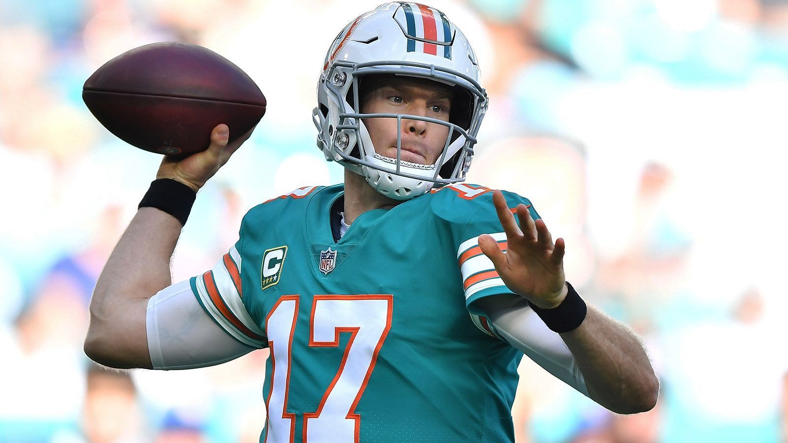 
                <strong>Ryan Tannehill</strong><br>
                Nachdem Adam Gase nicht länger Trainer bei den Miami Dolphins ist, könnte auch für Ryan Tannehill das Ende bevorstehen. Nachdem das Team in den vergangenen vier Jahren, dreimal die Saison mit einer negativen Bilanz abschloss, gibt es wahrscheinlich keine Zukunft für den Quarterback beim Team um den neuen Head Coach Brian Flores. 2012 wurde Tannehill an achter Stelle von den Dolphins im damaligen Draft gewählt, doch war er extrem verletzungsanfällig. Laut einer Zeitung wollen die Dolphins im diesjährigen Draft oder spätestens 2020 einen Quarterback im Draft auswählen, denn in diesem Jahr sollen Tua Tagovailoa und Justin Herbert dem Draft beitreten.
              