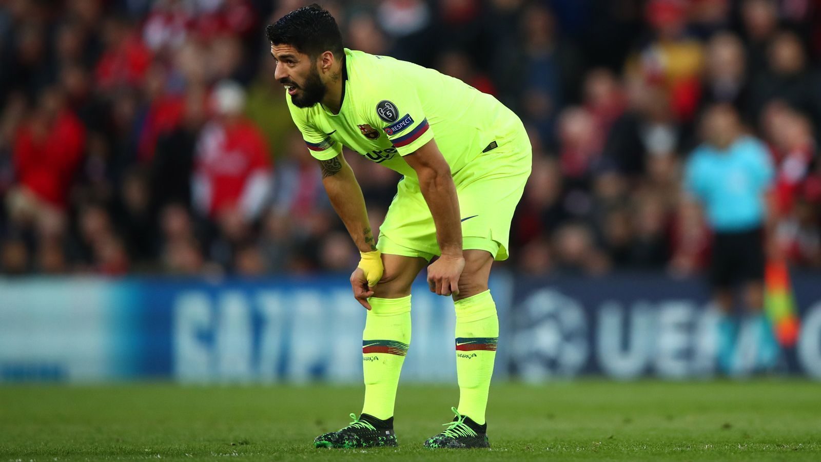 
                <strong>Luis Suarez</strong><br>
                Ist bereits nach 20 Minuten der Buhmann, weil er mal wieder den Drecksack raushängen lässt. Wird bei jedem Ballkontakt ausgebuht, was aber in Halbzeit eins eher selten vorkommt. Kommt auch nach dem Seitenwechsel nicht richtig in Fahrt. ran-Note: 5
              