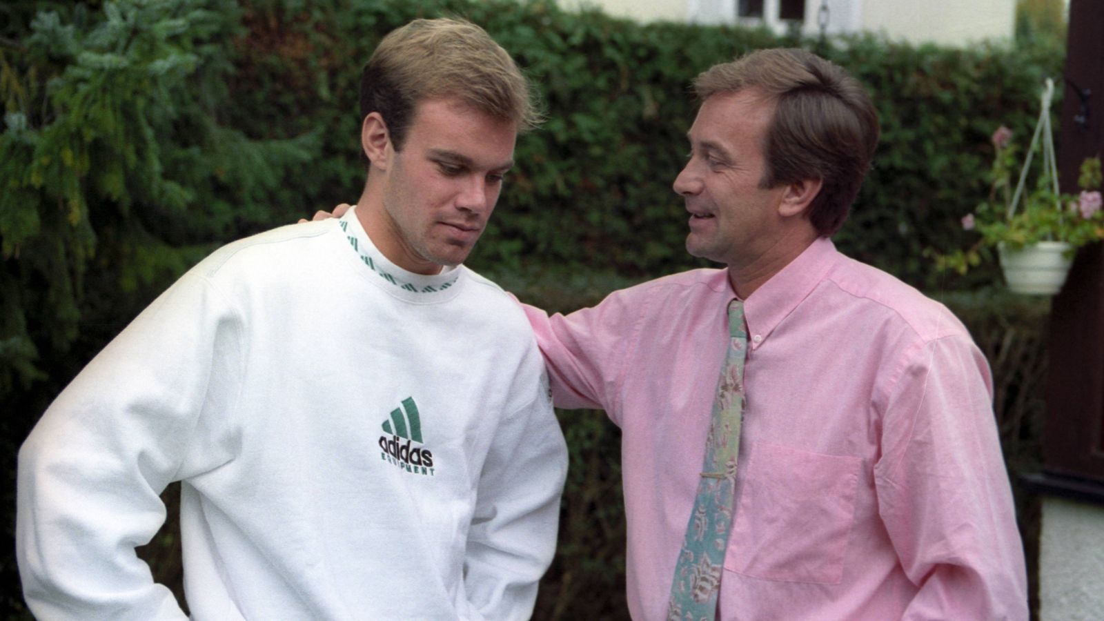 
                <strong>Christian & Helmut Nerlinger </strong><br>
                Das einzige Mal, dass Vater und Sohn sowohl für den BVB als auch den FCB auflaufen. Vater Helmut kommt in der Saison 1969/70 auf fünf Bundesliga-Einsätze für die Bayern und bleibt dort ebenso ohne Titel wie in seinen sechs Jahren beim BVB (36 Bundesliga-Spiele, ein Tor) zwischen 1972 und 1978. Noch besser lesen sich die Zahlen des Juniors. Er spielt von 1992 bis 1998 für die Bayern (156 Bundesliga-Spiele, 26 Tore) und ist an zwei Meisterschaften, einem Pokalsieg und dem Gewinn des UEFA-Cups maßgeblich beteiligt. Anschließend kickt er drei Jahre für den BVB (59 Bundesliga-Spiele, zwei Tore). Von 2009 bis 2012 ist er zudem Sportdirektor der Bayern.
              