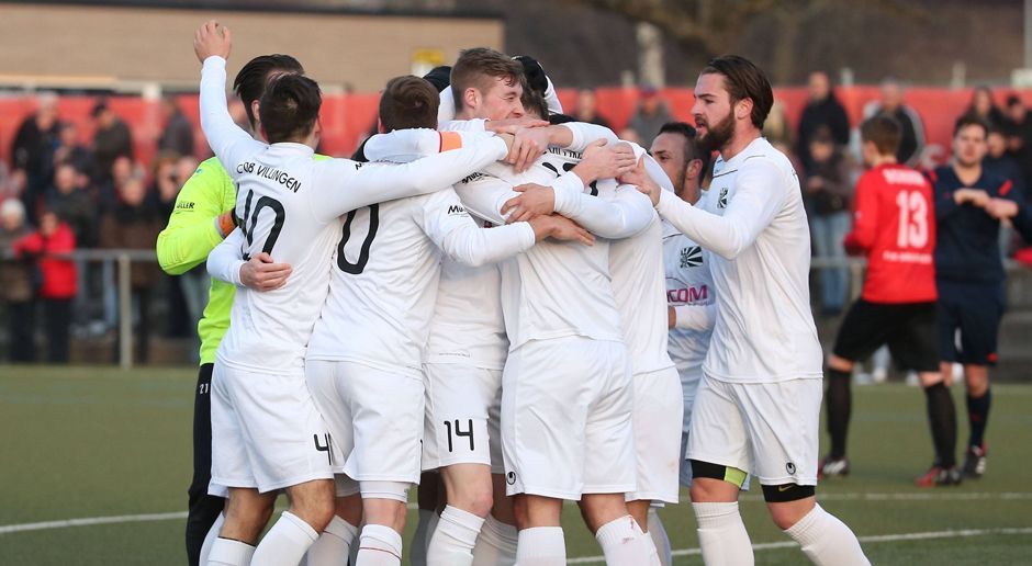 
                <strong>FC Villingen</strong><br>
                Die Villinger stehen nicht zum ersten Mal in der Hauptrunde des DFB-Pokals. 2008 spielte Villingen sogar im Derby gegen den SC Freiburg, verlor damals aber mit 1:3. Für die diesjährige DFB-Pokalsaison qualifizierte sich der FCV mit einem 5:3 Erfolg über den SV Oberachern.
              