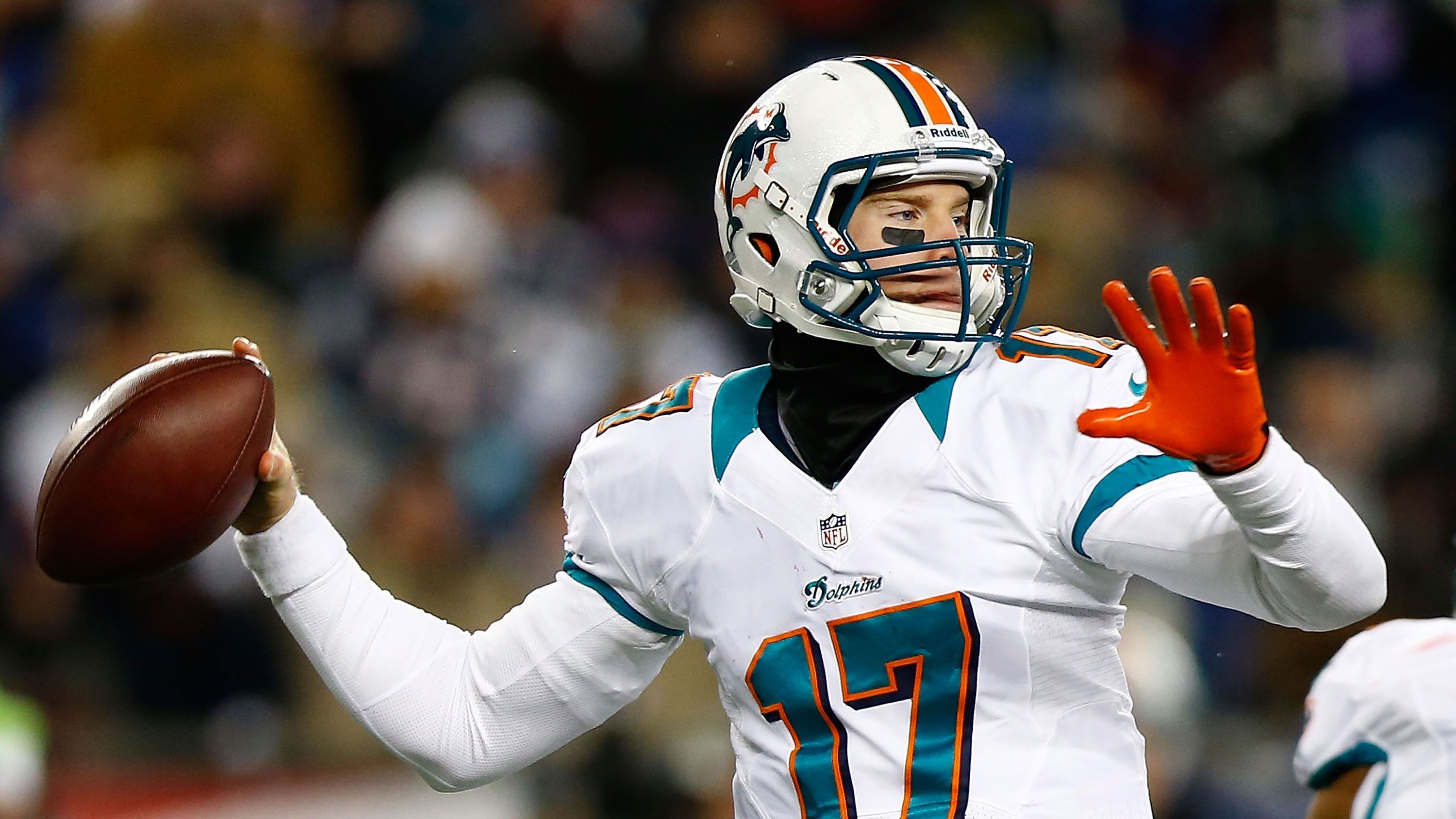 
                <strong>Ryan Tannehill (2012)</strong><br>
                Tannehill erlebte vor allem in seinem ersten NFL-Start ein Spiel zum Vergessen. Gegen die Houston Texans brachte der Quarterback der Dolphins nur gut die Hälfte seiner Pässe an den Mann. Daraus resultierten gleich drei Interceptions und nicht ein einziger Touchdown für den damals 24-Jährigen. Miami verlor das Spiel folgerichtig mit 10:30. Eine Woche später konnte er sich schon deutlich steigern. Beim Sieg gegen die Oakland Raiders leistete sich Tannehill keine Interception und konnte auch seinen ersten Touchdown erzielen. Yards gesamt: 419, Touchdowns: 1, Interceptions: 3, Bilanz: 1 Sieg, 1 Niederlage
              