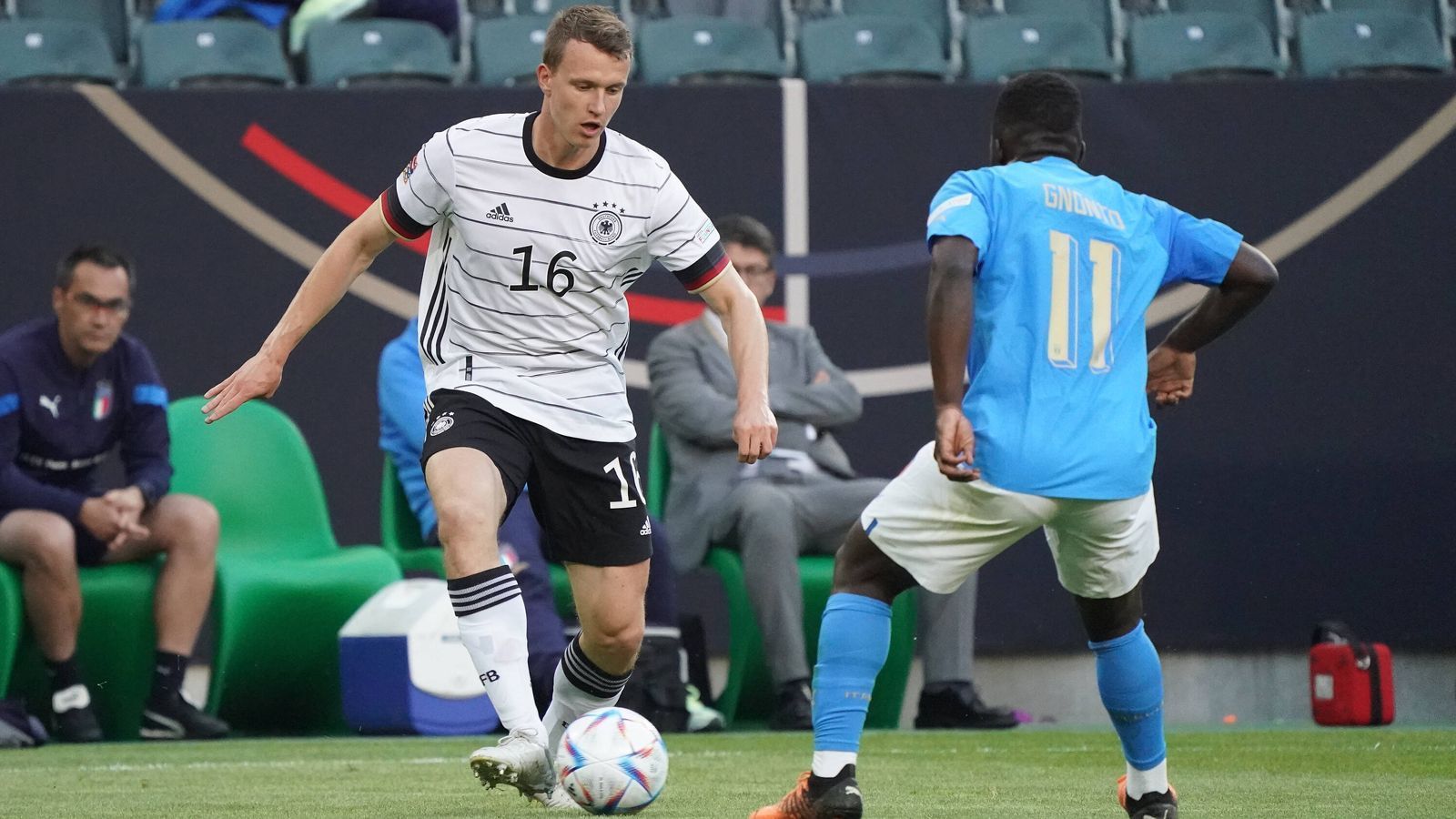 <strong>Lukas Klostermann</strong><br>
                Spielt auf rechts sehr offensiv ausgerichtet und hoch, macht seine Sache aber gut. Steht defensiv kompakt, und ist offensiv immer wieder gefährlich. Auch nach dem Seitenwechsel mit einem guten Tempo in seinem Spiel. ran-Note: 3