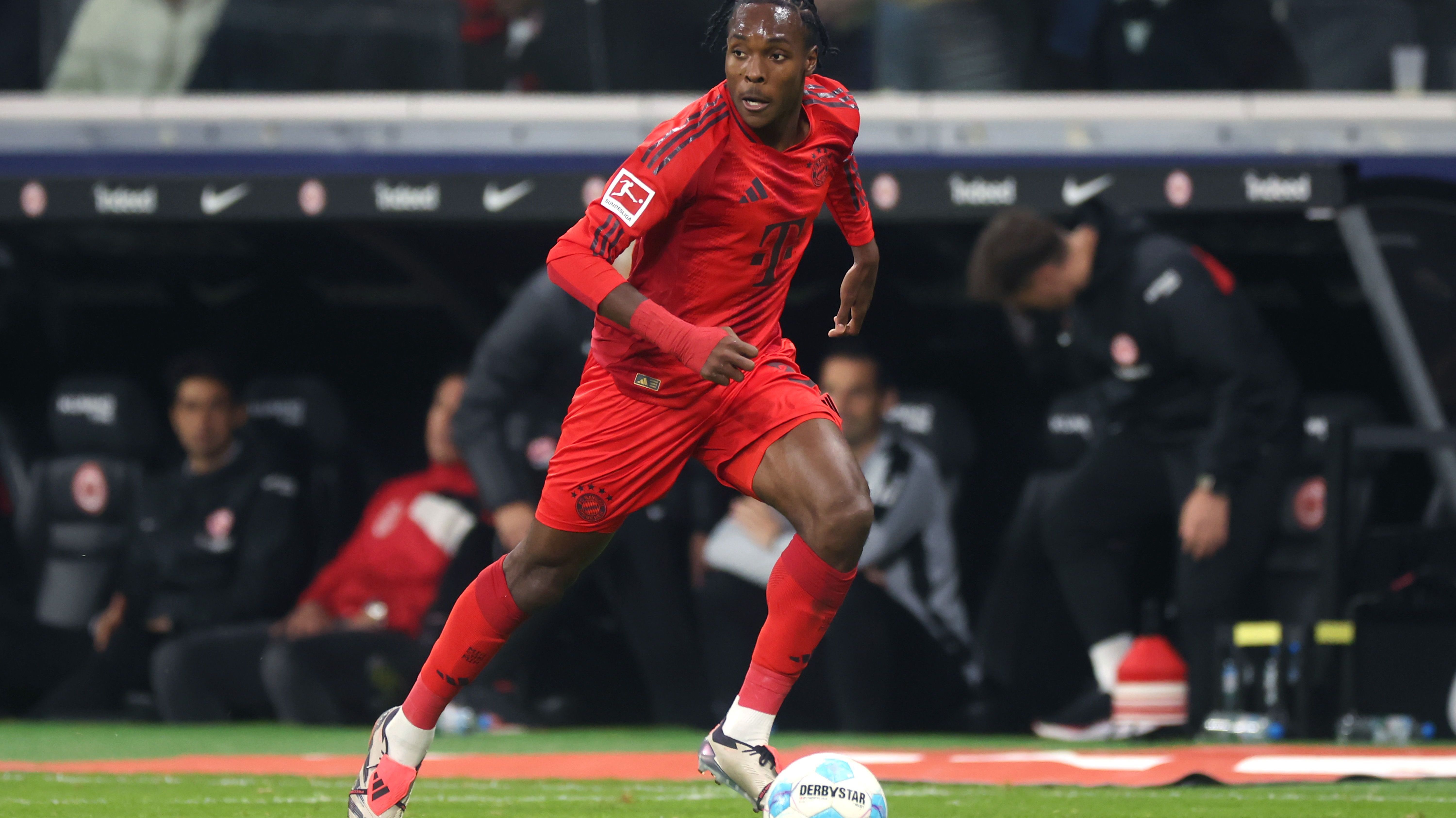 <strong>Mathys Tel (FC Bayern München)</strong><br>Zuletzt ist häufig der Name FC Chelsea gefallen, wenn es um Interessenten am Flügelspieler ging. Aber auch die SSC Neapel und Olympique Marseille gelten als mögliche Ziele für Tel. Laut Romano würden nun sowohl die Bayern als auch der Spieler ihre Optionen ausloten.