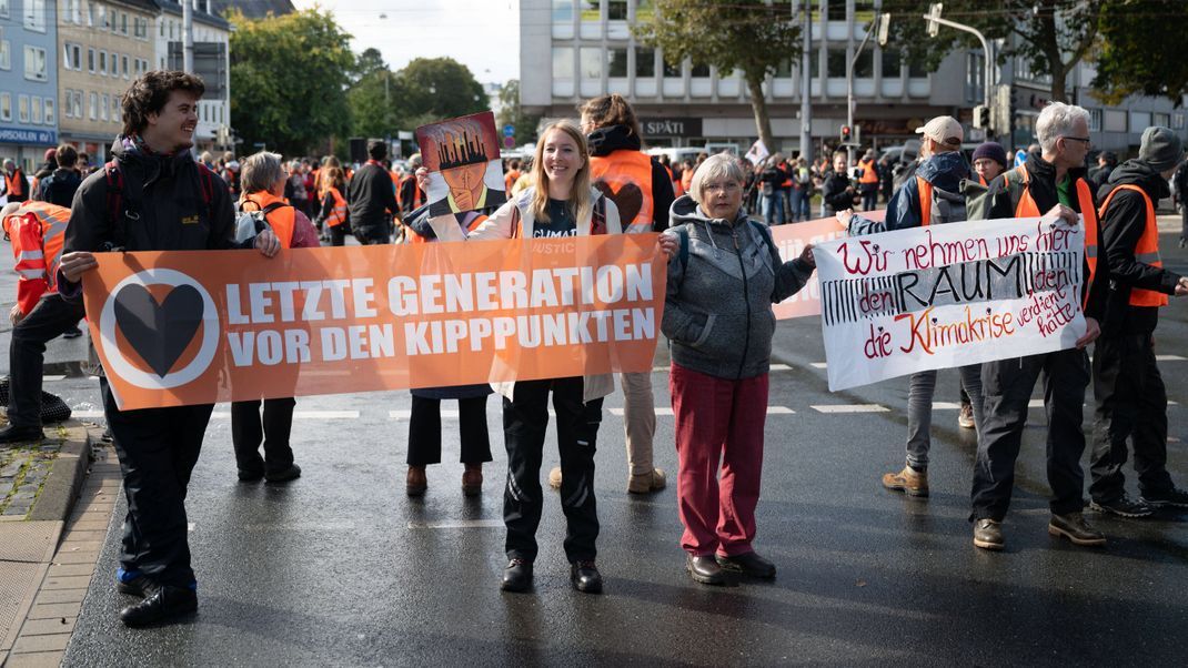 Letzte Generation blockiert den Flughafen Kassel-Calden. (Archivbild)