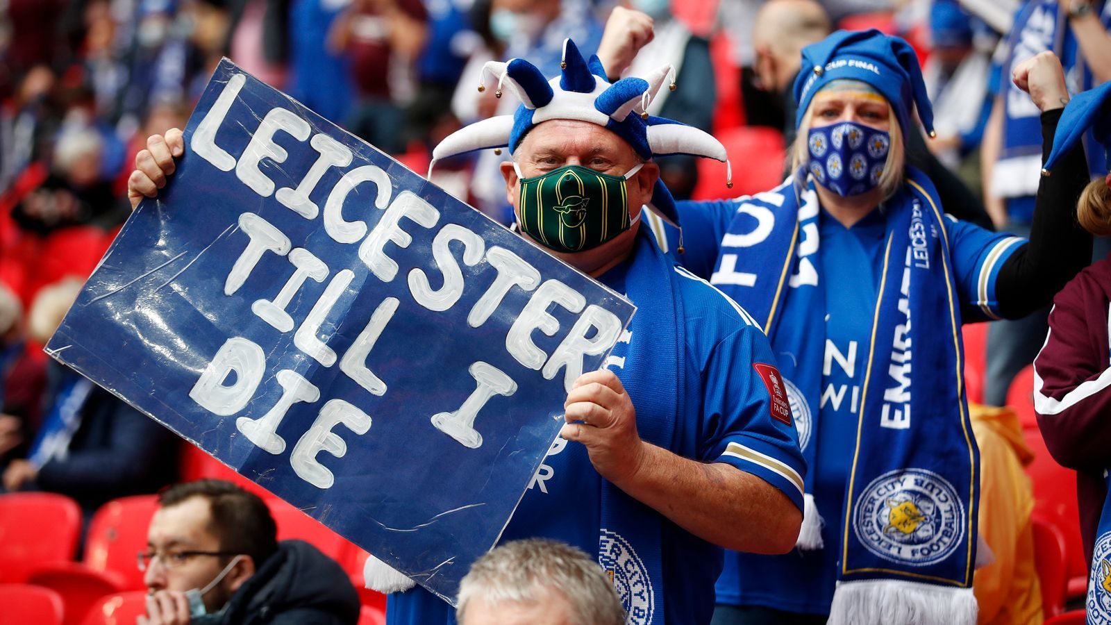 
                <strong>Leicester Till I Die </strong><br>
                Für diese Anhänger von Leicester gibt es keinen Zweifel an ihrer Loyalität gegenüber ihrem Klub. "Leicester bis ich sterbe", steht auf dem Banner geschrieben. 
              