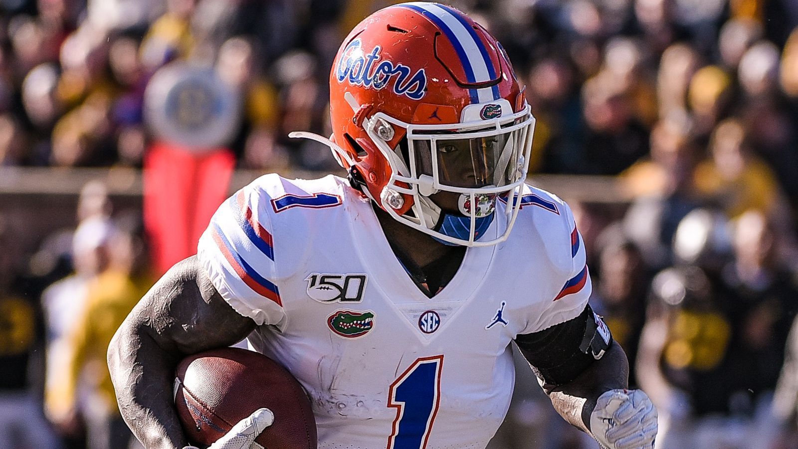 
                <strong>6. Kadarius Toney (Florida) </strong><br>
                Nach drei unauffälligen Saisons mit den Gators startete Kadarius Toney 2020 rechtzeitig durch - und wie: Er kam in seinem ersten vollen Jahr auf 70 Receptions, 984 Yards und zehn Touchdowns. Er überzeugte laut "PFF" vor allem mit seiner Balance, Flexibilität und Explosivität, was ihm den 27. Pick einbringt. Seine Schnelligkeit, Athletik und sein Können am Ball konnte Toney zudem beim Senior Bowl unter Beweis stellen.
              