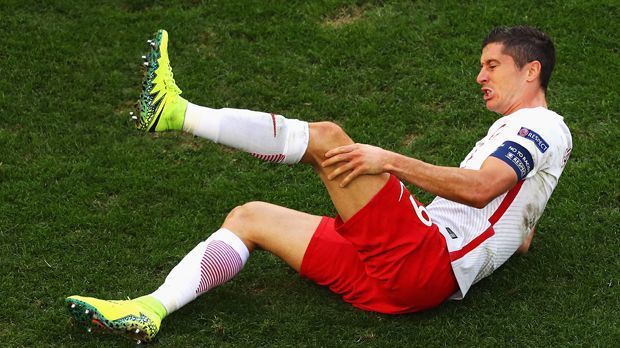 
                <strong>Robert Lewandowski (Polen)</strong><br>
                Robert Lewandowski (Polen): Ihm ist schon seit Jahren bekannt, dass er sich gegen die besten Verteidiger der Welt durchsetzen muss. Robert Lewandowski, Superstar der Polen, hat bislang noch keinen Treffer erzielt. Dafür geht er viele Wege und engagiert sich im Spielaufbau und scheut keinen Zweikampf. Zehnmal wird er in den ersten drei Spielen gefoult.
              