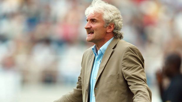 
                <strong>Rudi Völler anno 2002</strong><br>
                2002 wurde er von "Tante Käthe" zu "Rudi Riese". Nach Asien reiste er mit einem Rumpfkader und kehrte als Vize-Weltmeister zurück. Kurios: Völler sollte nur Interimstrainer sein, doch die Kokain-Affäre von Christoph Daum bescherrte ihm eine vierjährige Anstellung.
              