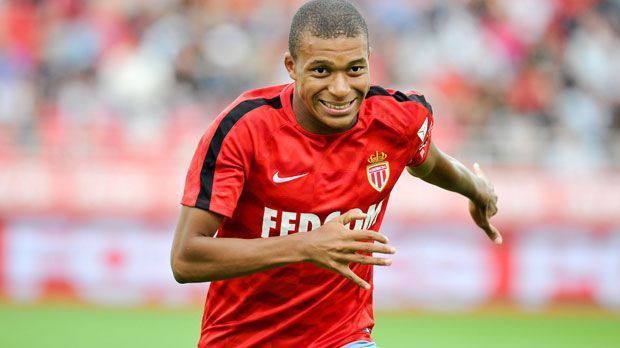 
                <strong>Kylian Mbappe (AS Monaco)</strong><br>
                Paris St. Germain hat sich den nächsten Hochkaräter gesichert. Kylian Mbappe wechselt vom AS zu PSG. Zunächst wird der 18-Jährige Stürmer für ein Jahr ausgeliehen, danach hat PSG eine Kaufoption, um Mbappe bis 2022 an den Klub zu binden. Laut "L'Equipe" soll das Volumen des Transfer bei insgesamt 180 Millionen Euro liegen.
              