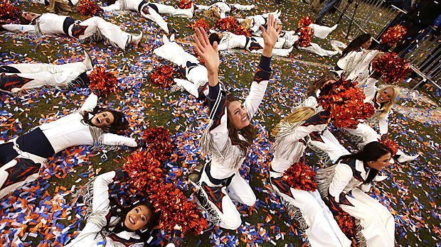 
                <strong>Denver Broncos Cheerleader bei den Cheerleader Playoffs</strong><br>
                Auch für die Denver Broncos Cheerleader ging es nicht viel weiter. In Runde zwei blieb die Formation hängen. Den Sieg holten sich die Cheerleader der San Diego Chargers.
              