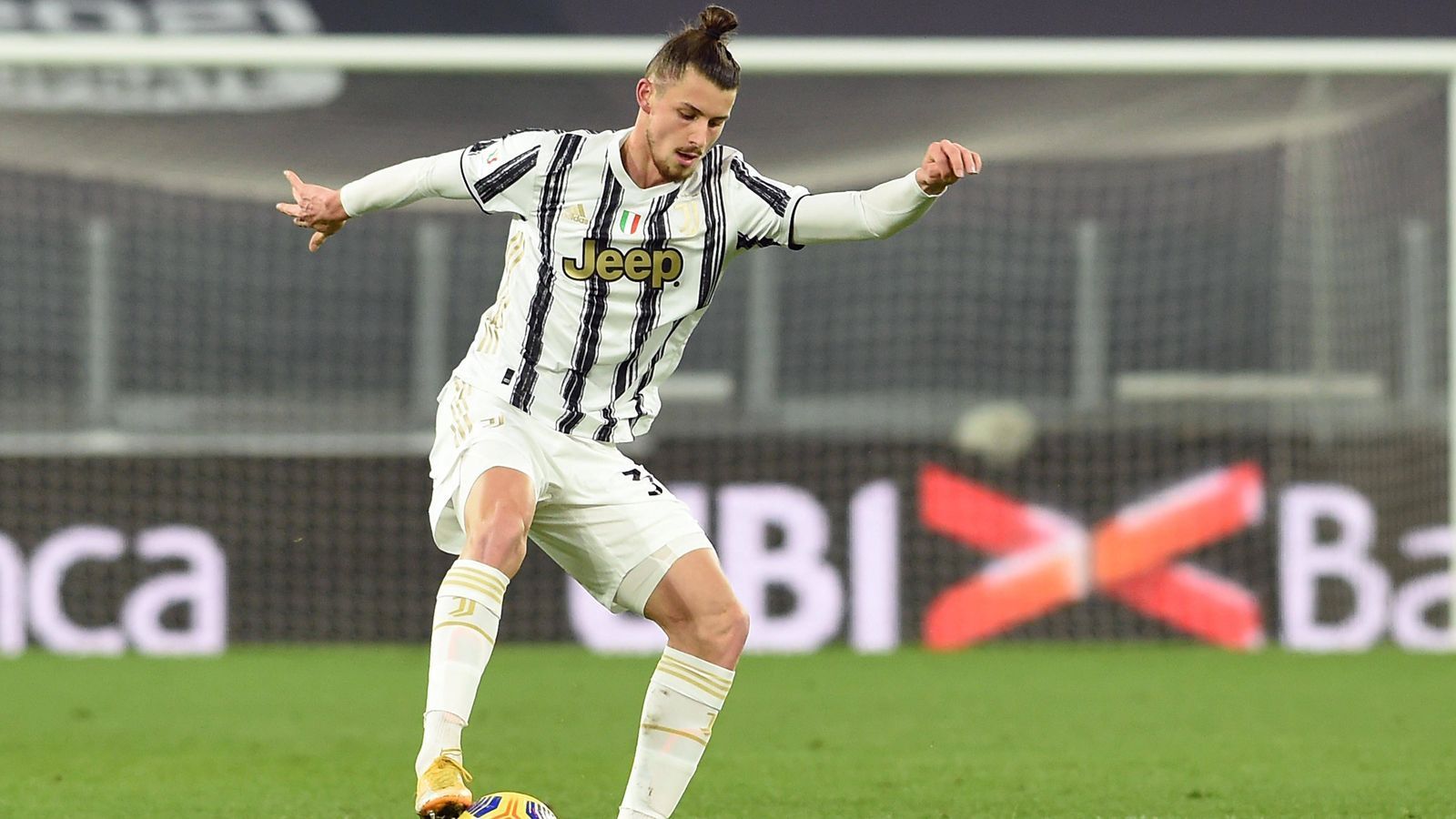 
                <strong>Radu Dragusin (Juventus Turin)</strong><br>
                Nächster Topklub, nächstes Toptalent, das im Sommer ablösefrei weg sein könnte: Bei Juventus Turin ist in dieser Hinsicht die Personalie Radu Dragusin interessant. Der 19-jährige Rumäne schnupperte zuletzt ein paar Mal bei den Profis um Superstar Cristiano Ronaldo rein, vom großen Durchbruch ist er aber angesichts prominenter Konkurrenz noch entfernt. Vielleicht hat der 1,91-Meter-Riese auch genau deshalb seinen Vertrag noch nicht verlängert. An Interessenten dürfte es dem Innenverteidiger definitiv nicht mangeln. Laut dem italienischen Transfermarkt-Experten Gianluca Di Marzio soll sich etwa RB Leipzig konkret mit Dragusin beschäftigen und dem Spieler bereits ein konkretes Angebot unterbreitet haben.
              