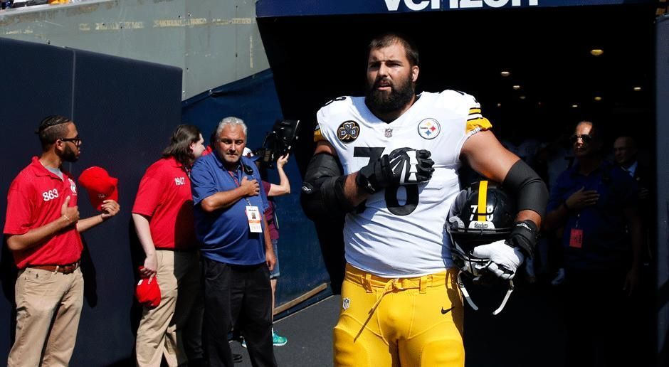 
                <strong>Alejandro Villanueva (Pittsburgh Steelers)</strong><br>
                Alejandro Villanueva war als einziger Steelers-Spieler am vergangenen Spieltag während der Hymne sichtbar im Kabinenaufgang gestanden. Der Rest des Teams war geschlossen in den Katakomben geblieben. Diese Entscheidung bereut der Left Tackle nun: "Ich habe meinen Coach und mein Team schlecht aussehen lassen. Das war ausschließlich mein Fehler", sagte er.
              