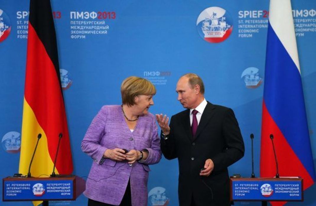 In den letzten Jahre unterhielten die deutsche und russische Regierung gute Handels-Beziehungen miteinander. Links die ehemalige deutsche Kanzlerin Angela Merkel im Gespräch mit Russlands Präsident Wladimir Putin.