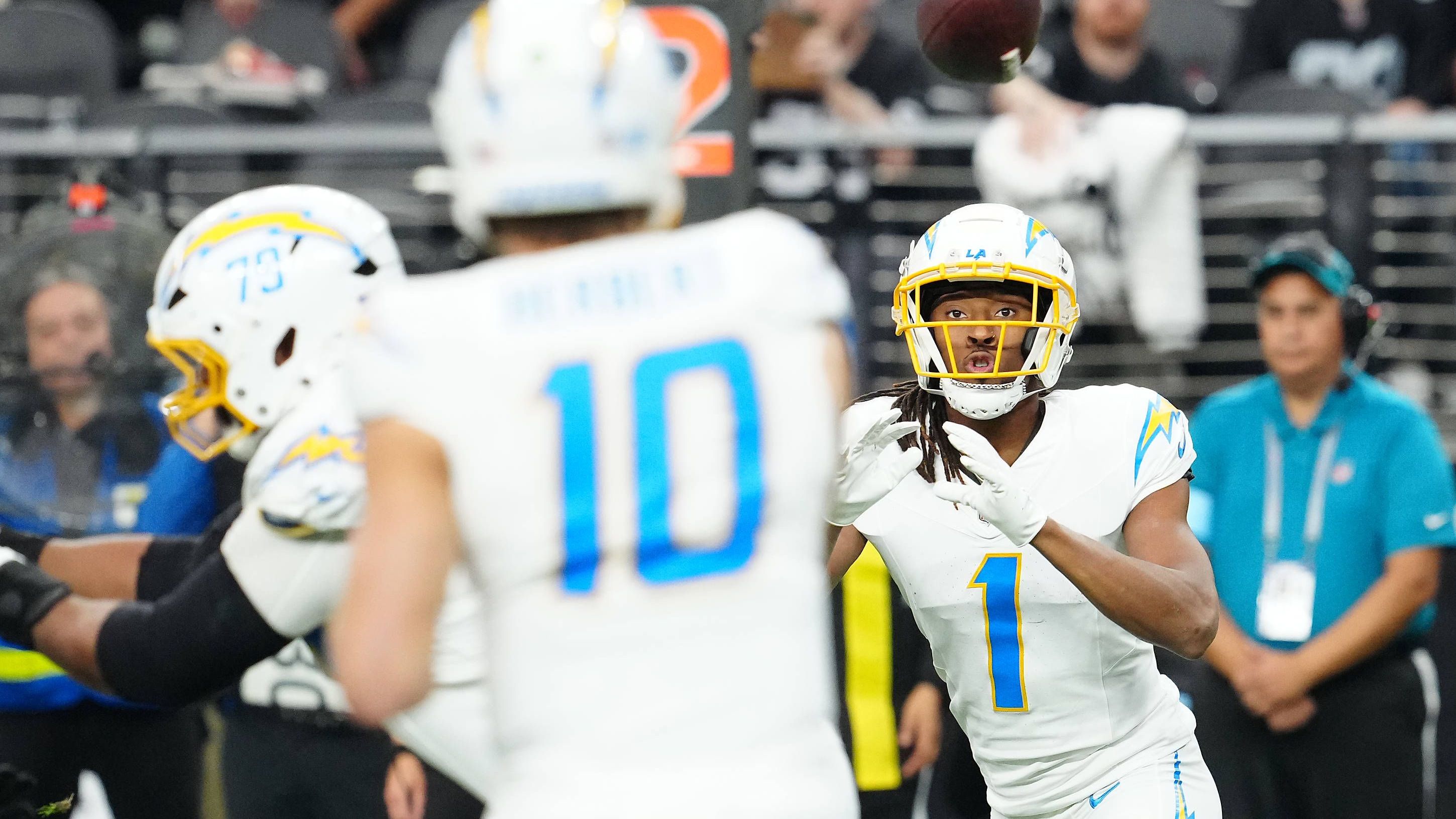 <strong>AFC West: Los Angeles Chargers</strong><br>Woche 1: vs. Chiefs in Brasilien<br>Woche 2: at Raiders (MNF)<br>Woche 3: vs. Broncos<br>Woche 4: at Giants<br>Woche 5: vs. Washington<br>Woche 6: at Dolphins<br>Woche 7: vs. Colts<br>Woche 8: vs. Vikings (TNF)<br>Woche 9: at Titans<br>Woche 10: vs. Steelers (SNF)<br>Woche 11: at Jaguars<br>Woche 12: Bye<br>Woche 13: vs. Raiders<br>Woche 14: vs. Eagles (MNF)<br>Woche 15: at Chiefs<br>Woche 16: at Cowboys<br>Woche 17: vs. Texans<br>Woche 18: at Broncos