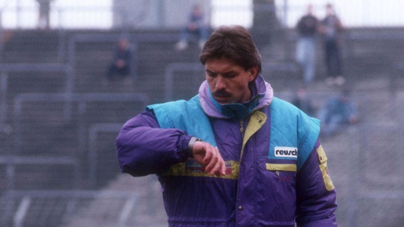 
                <strong>Platz 6: Hans-Jürgen Gede, 53 Tage</strong><br>
                Er war Trainer Nummer 3 in der Saison 1991/92 bei Fortuna Düsseldorf. Nach nur 53 Tagen im Amt musste er Coach Nummer 4, Horst Köppel, Platz machen.
              