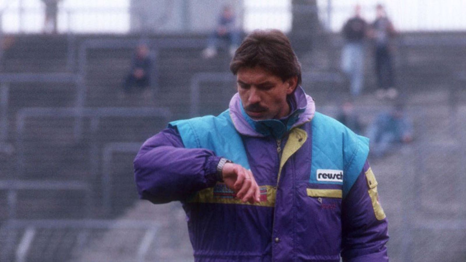 
                <strong>Platz 6: Hans-Jürgen Gede, 53 Tage</strong><br>
                Er war Trainer Nummer 3 in der Saison 1991/92 bei Fortuna Düsseldorf. Nach nur 53 Tagen im Amt musste er Coach Nummer 4, Horst Köppel, Platz machen.
              