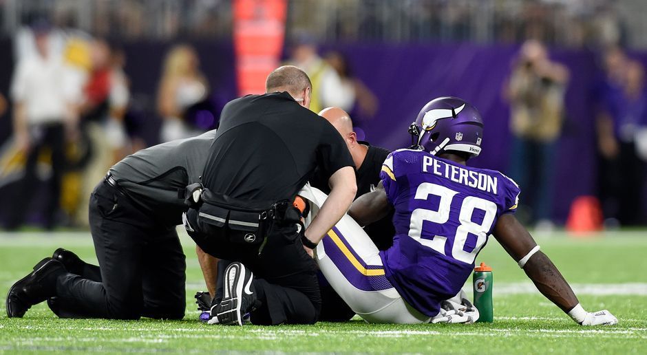 
                <strong>Adrian Peterson (Minnesota Vikings)</strong><br>
                Verlierer – Adrian Peterson (Minnesota Vikings): Bei zwölf Rushing-Versuchen schaffte Peterson in Week 2 nur 19 Yards und damit, wie bereits in der Vorwoche, durchschnittlich 1,6 Yards pro Versuch. Laut amerikanischen Statistiken schafft Peterson in dieser Saison einen durchschnittlichen Raumgewinn von knapp 20 Zentimetern (!) bevor er Kontakt von der Defense erhält. Zudem verletzte sich der 31-Jährige am Meniskus und droht auszufallen.
              