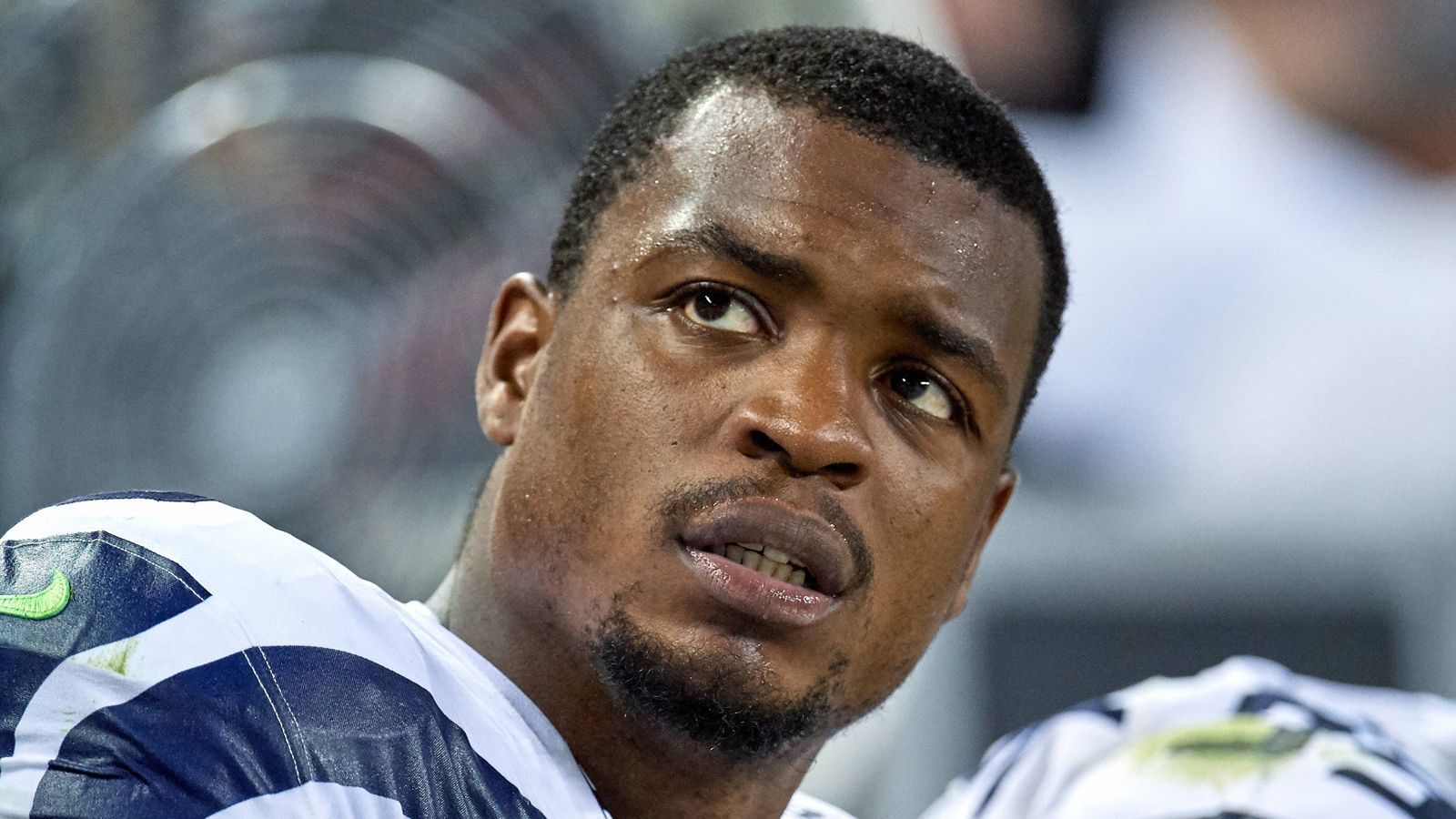 
                <strong>Dion Jordan (ehemals Seattle Seahawks)</strong><br>
                Dion Jordan, in der vergangenen Saison für die Seattle Seahawks aktiv, wurde von der NFL für zehn Spiele gesperrt. Wie Tom Pelissero vom "NFL Network" berichtet, wurde bei dem Defensive End das verbotene Medikament Adderall nachgewiesen. Das Amphetamin wird zur Behandlung der Aufmerksamkeitsdefizit- und Hyperaktivitätsstörung (ADHS) verwendet. In der Vergangenheit hatte der 29-Jährige eine Ausnahmegenehmigung für die Nutzung des Präparats durch die Liga. Da die therapeutische Behandlung mittlerweile beendet ist, verfiel auch die Genehmigung. Vor seiner Zeit spielte der Free Agent auch zwei Spielzeiten bei den Miami Dolphins. Nach Bekanntgabe der Sperre zeigte Jordan sich reumütig und erklärte, er hätte einen Fehler begangen. Der Defensive End ist kein unbeschriebenes Blatt. Bereits 2013 wurde er für vier Spiele gesperrt und nach mehreren positiven Dopingtests 2015 sogar für die ganze Spielzeit. 2018 kam Jordan in zwölf Partien für die Seahawks zum Einsatz.
              